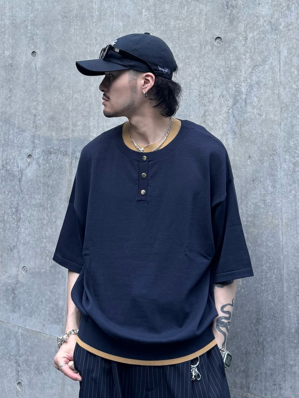 ブルー系のTシャツ/カットソー、ブルー系のスラックス、ブラック系のその他シューズを着用したメンズの夏コーディネートの4枚目の写真