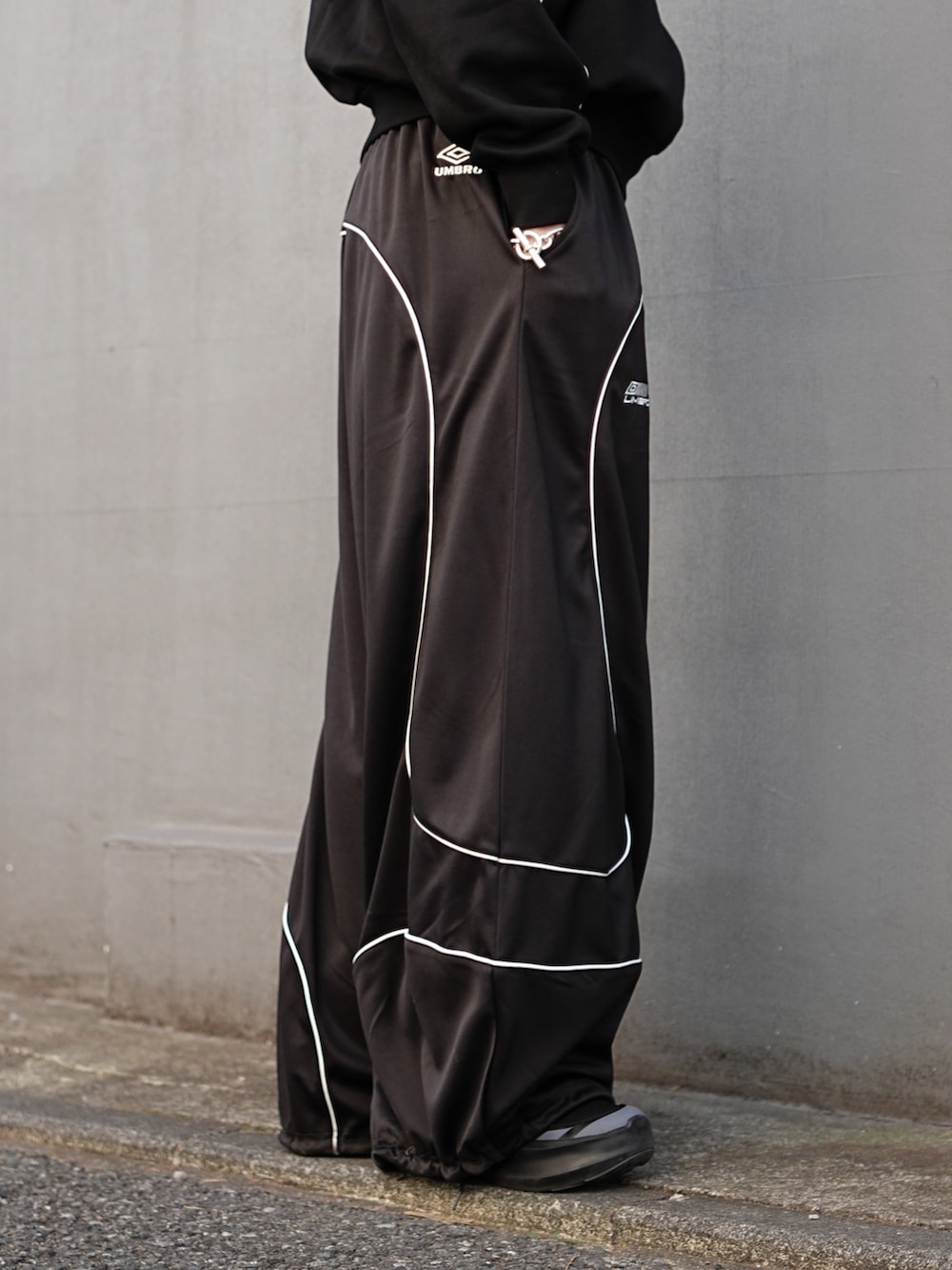 ブラック系のスウェット、ブラック系のその他パンツを着用したメンズの冬コーディネートの9枚目の写真