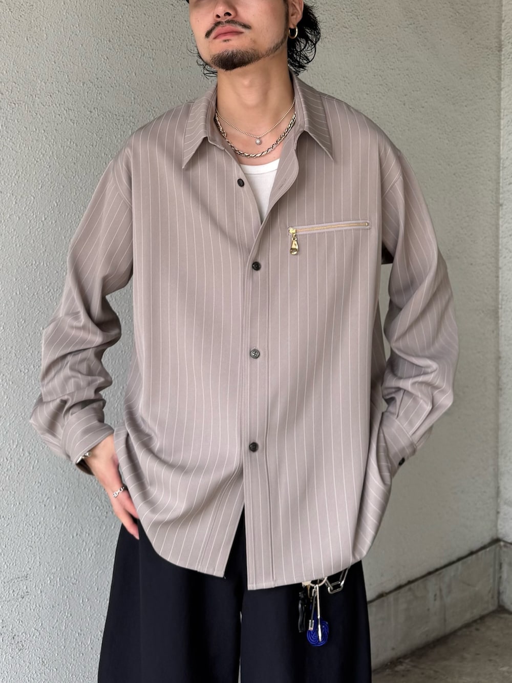 ベージュ系のシャツ/ブラウス、ブラック系のスラックスを着用したメンズの夏コーディネートの7枚目の写真