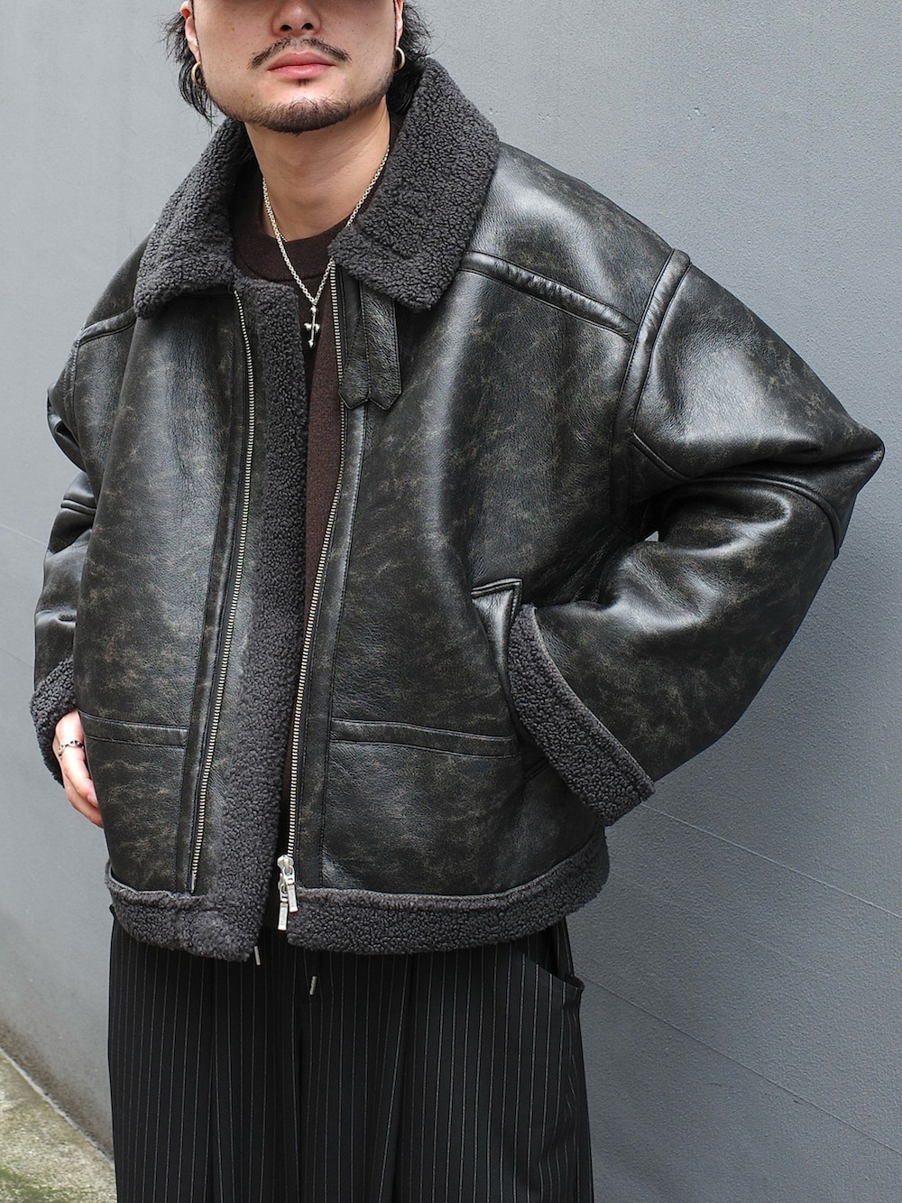 ブラック系のブルゾン、ブラック系のスラックスを着用したメンズの秋コーディネートの6枚目の写真