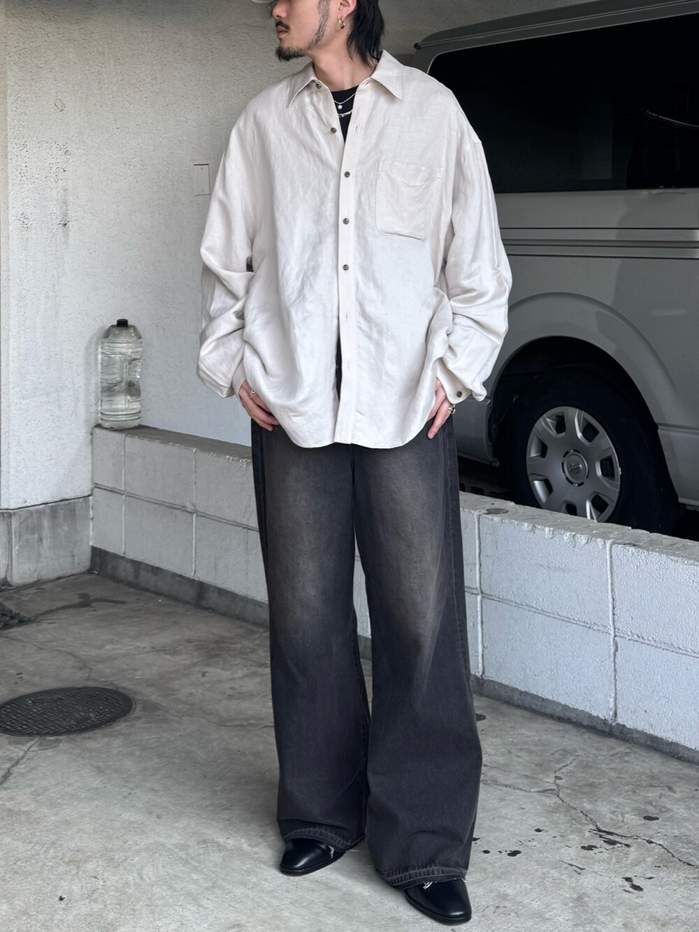 グレー系のシャツ/ブラウス、ブラック系のデニムパンツ、ブラック系のその他シューズを着用したメンズの春コーディネートの2枚目の写真
