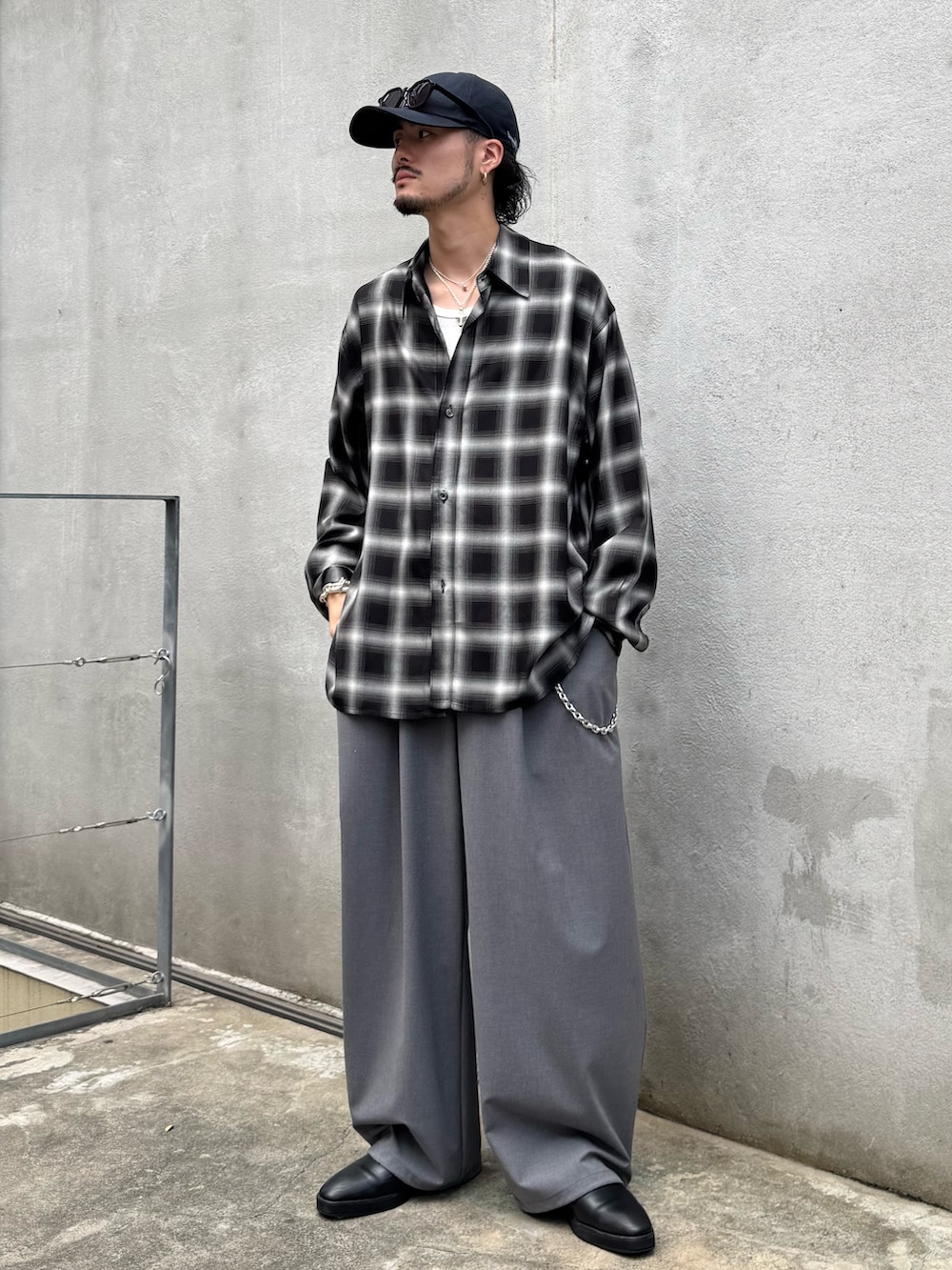 ブラック系のシャツ/ブラウス、グレー系のスラックス、シルバー系のウォレットチェーンを着用したメンズの夏コーディネートの2枚目の写真