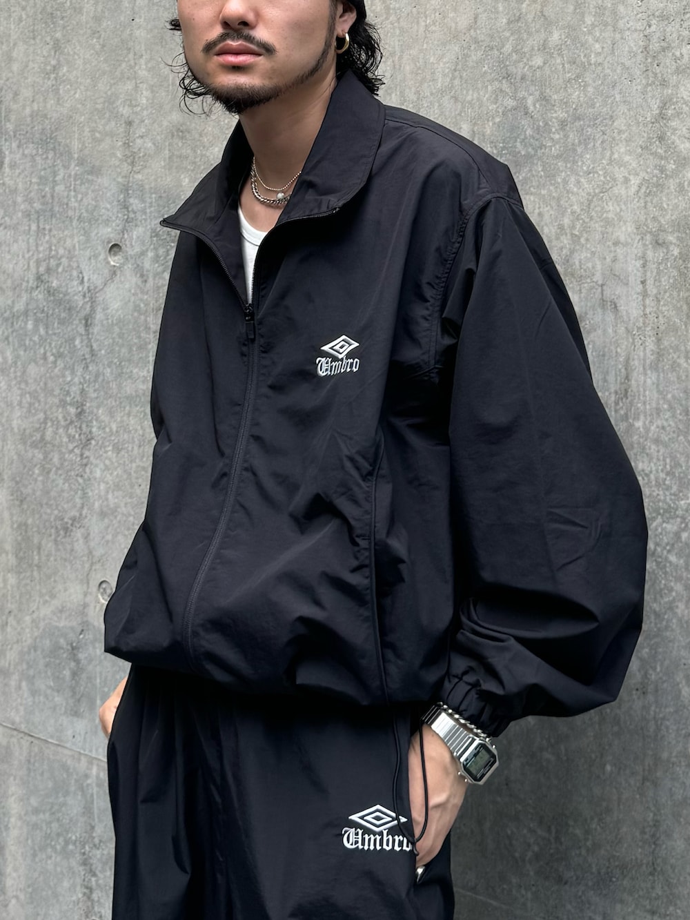 ブラック系のブルゾン、ブラック系のその他パンツを着用したメンズの夏コーディネートの4枚目の写真