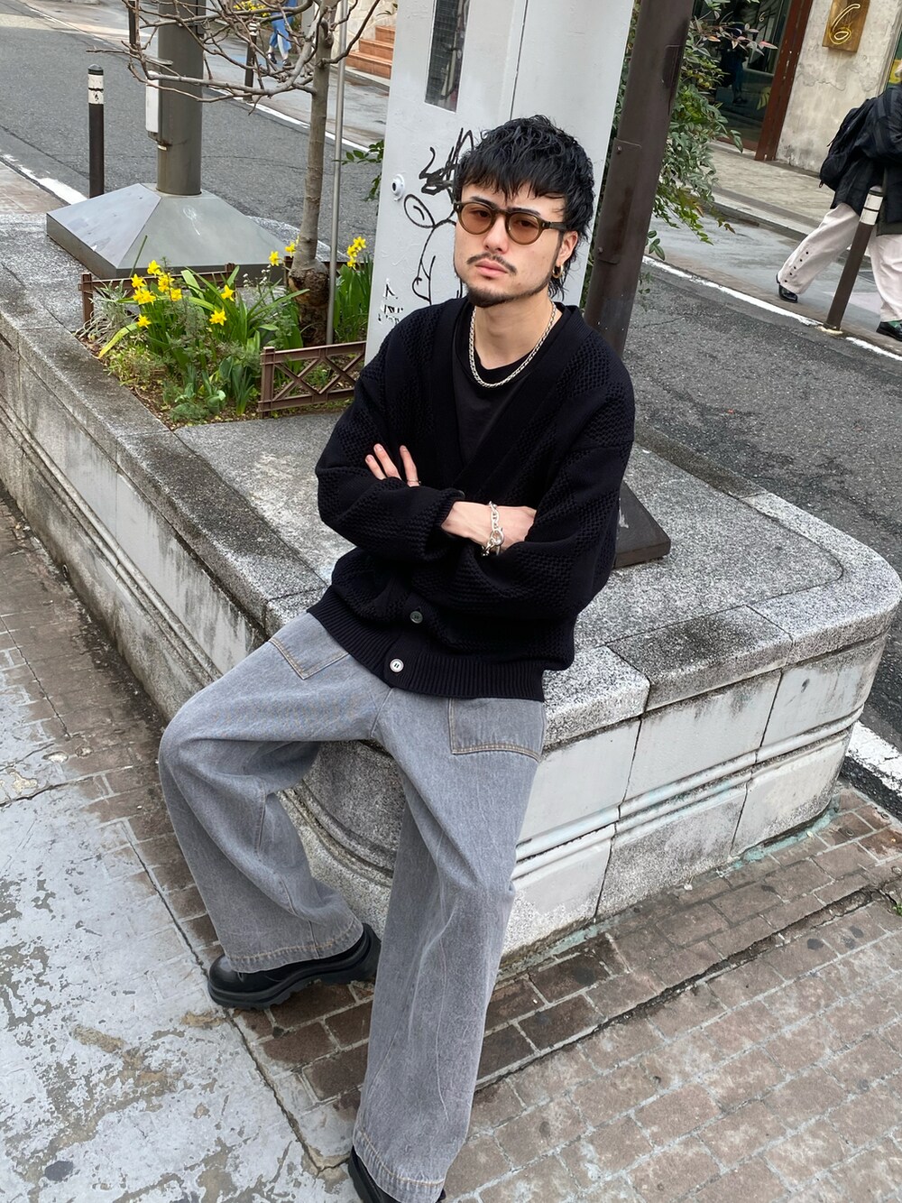 ブラック系のカーディガン/ボレロ、グレー系のデニムパンツ、ブラック系のドレスシューズを着用したメンズの春コーディネートの3枚目の写真