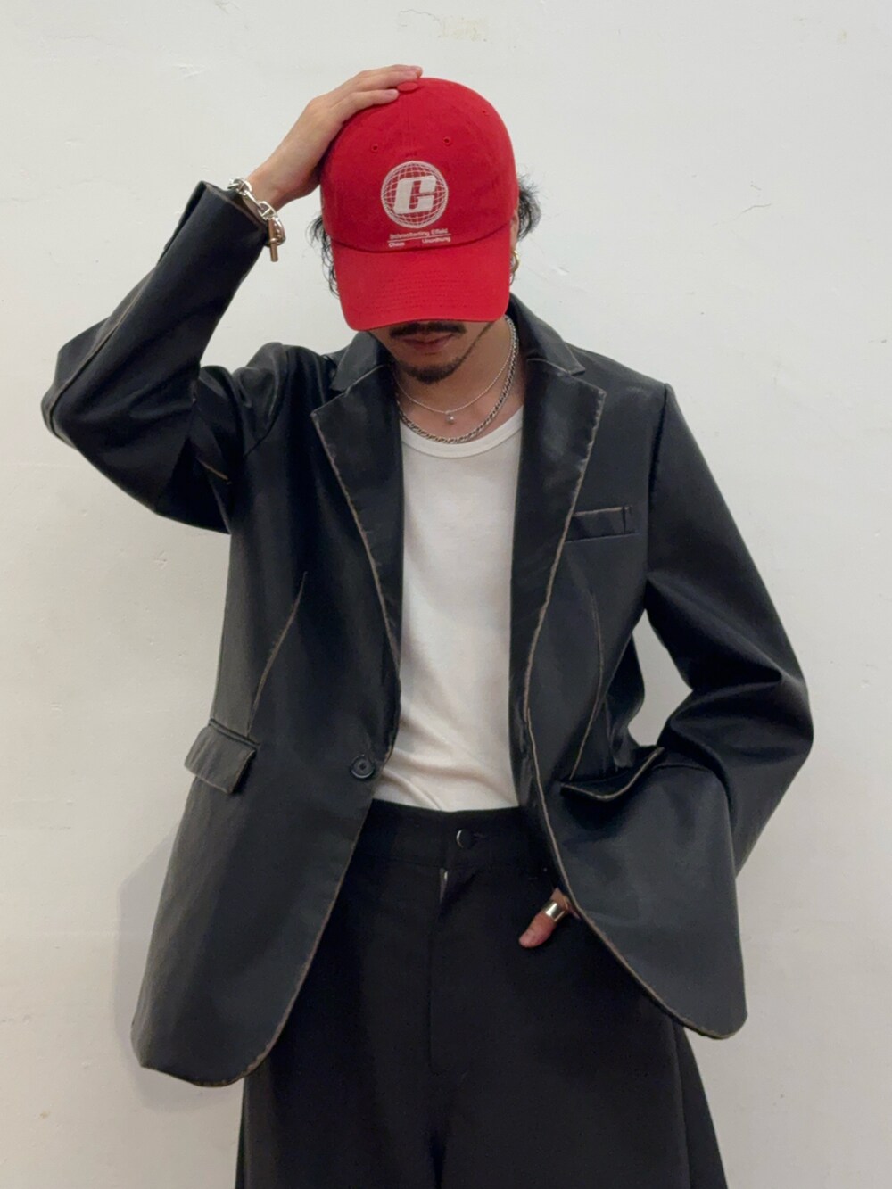 ブラック系のテーラードジャケット、ブラック系のパンツ、ブラック系のローファーを着用したメンズの秋コーディネートの2枚目の写真