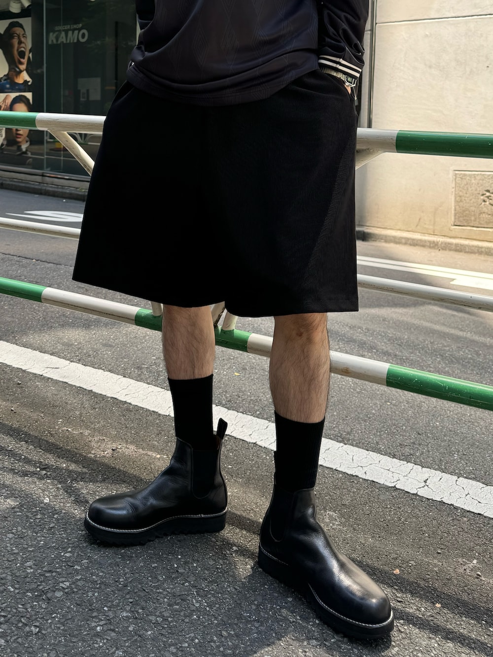 ブラック系のTシャツ/カットソー、ブラック系のその他パンツ、ブラック系のショルダーバッグを着用したメンズの夏コーディネートの3枚目の写真