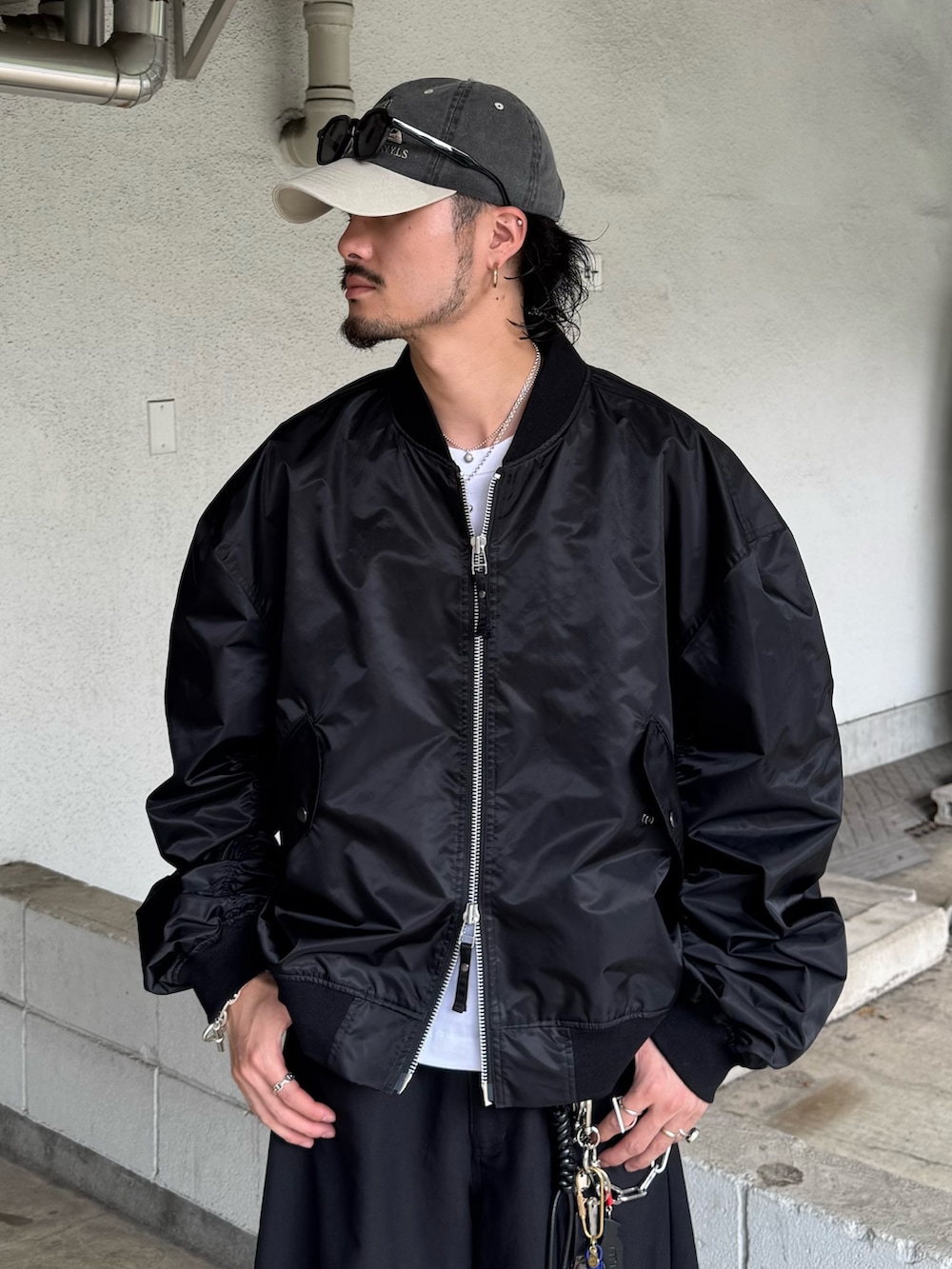 ブラック系のMA-1、ブラック系のスラックスを着用したメンズの秋コーディネートの6枚目の写真