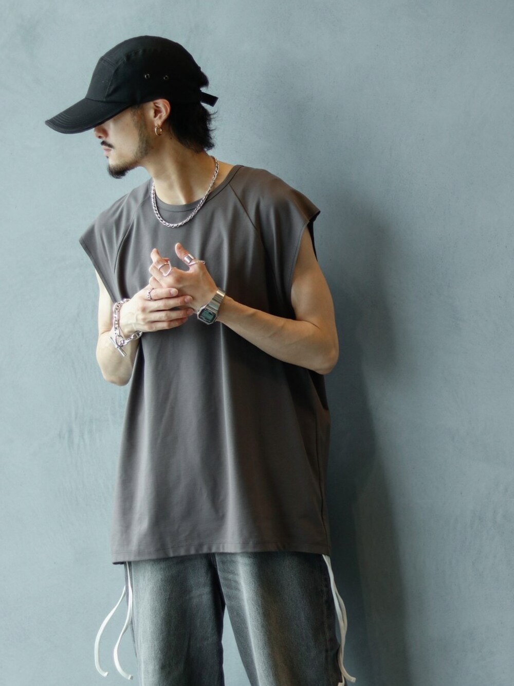 グレー系のTシャツ/カットソー、ホワイト系のタンクトップ、ブラック系のデニムパンツを着用したメンズの夏コーディネートの3枚目の写真