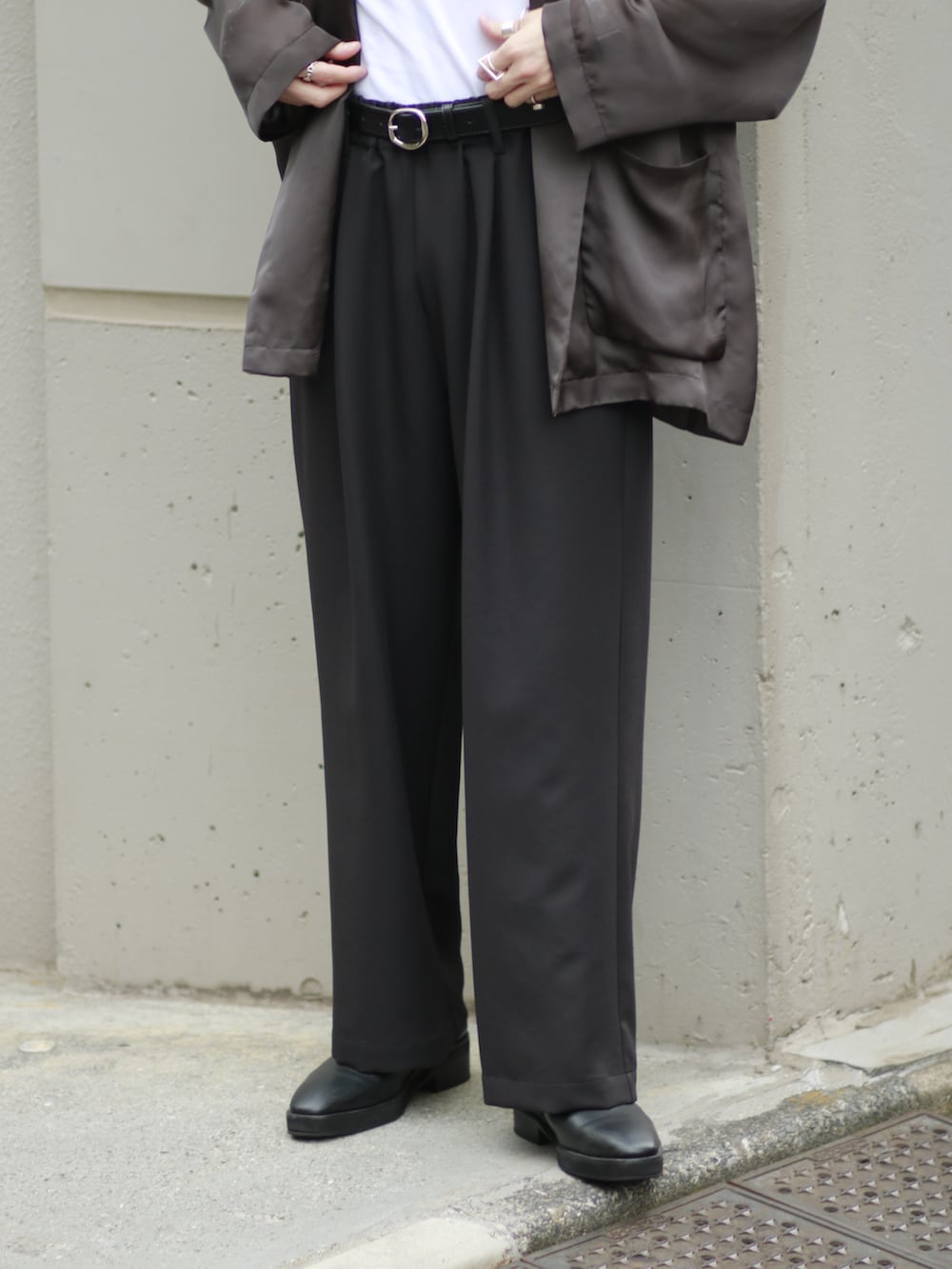 グレー系のテーラードジャケット、ブラック系のその他パンツ、ブラック系のドレスシューズを着用したメンズの夏コーディネートの4枚目の写真