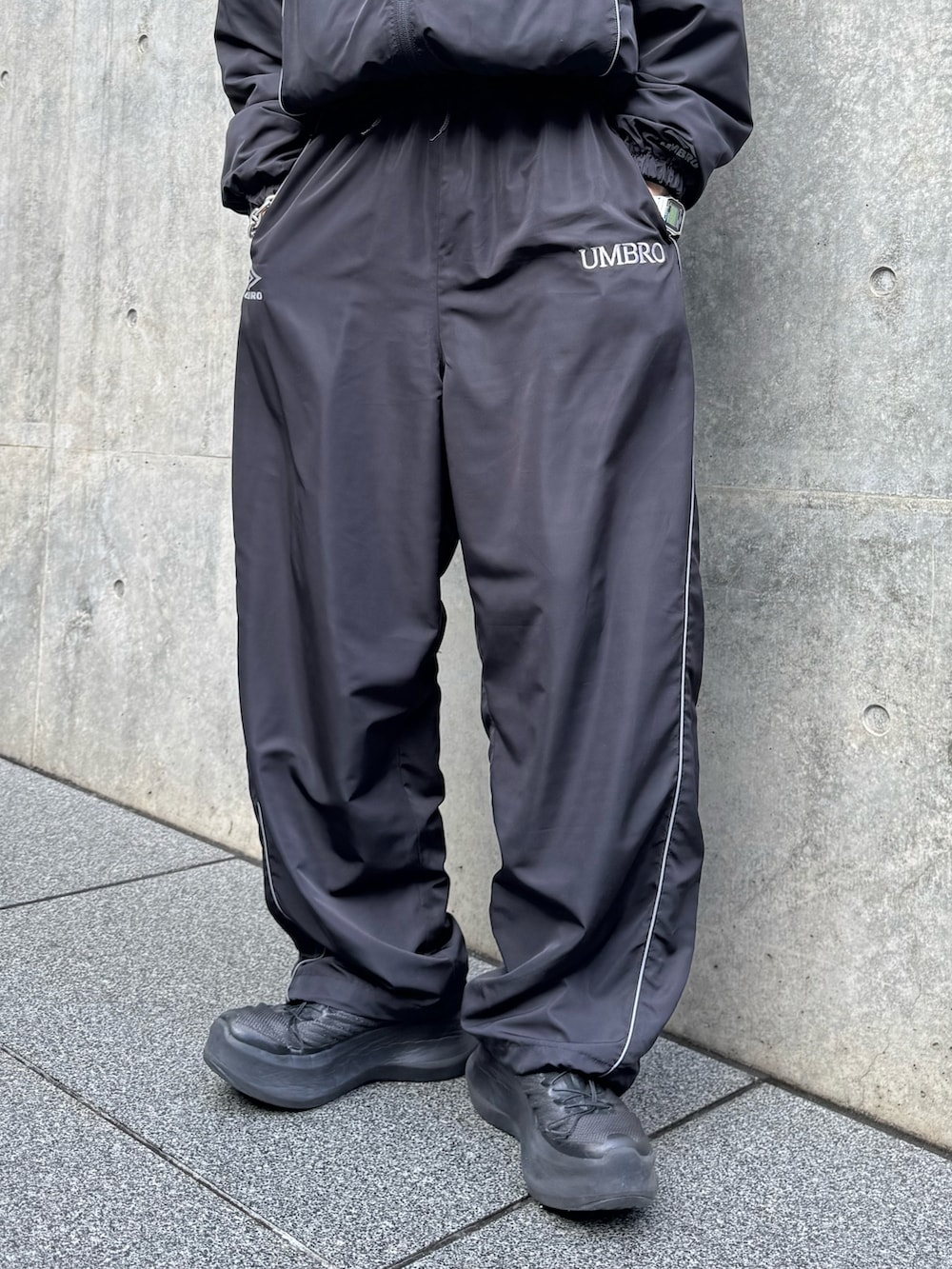 ブラック系のTシャツ/カットソー、ブラック系のその他パンツを着用したメンズの冬コーディネートの4枚目の写真