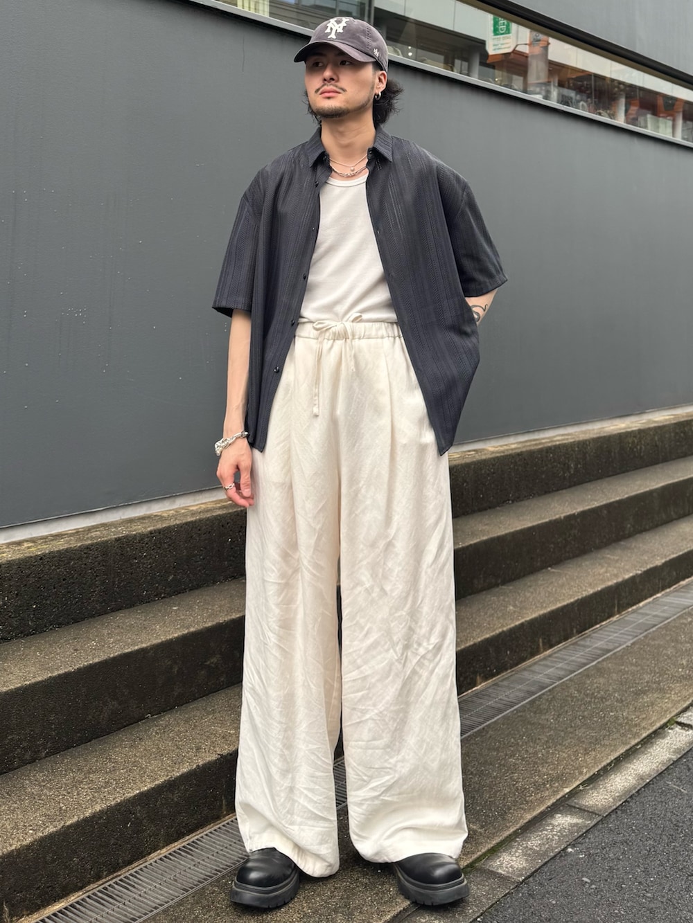 グレー系のシャツ/ブラウス、ホワイト系のその他パンツを着用したメンズの春コーディネートの2枚目の写真