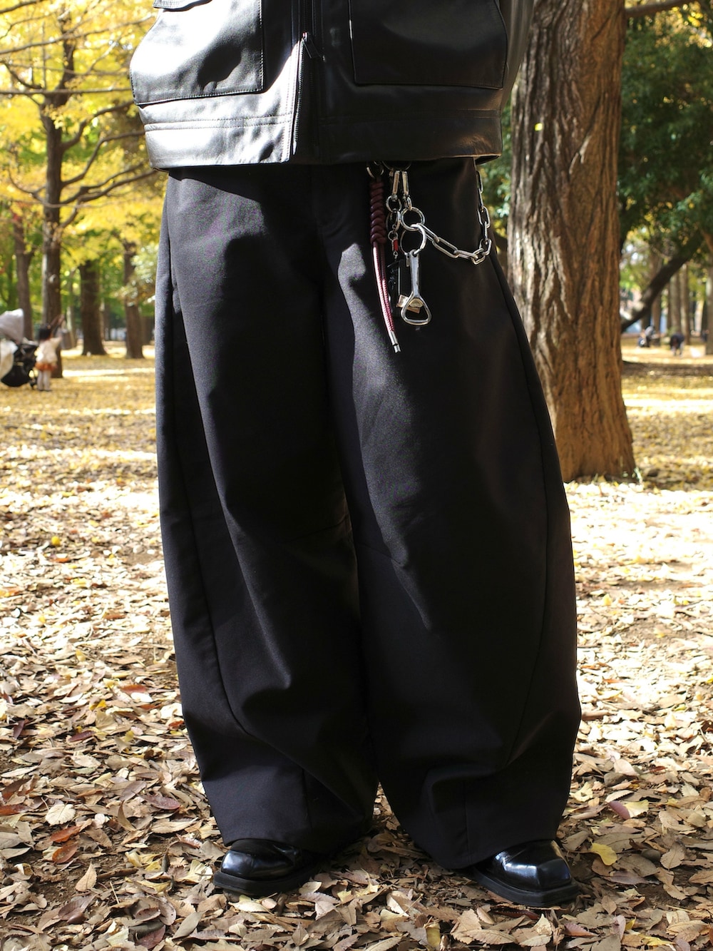 ブラック系のブルゾン、ブラック系のスラックスを着用したメンズの冬コーディネートの5枚目の写真