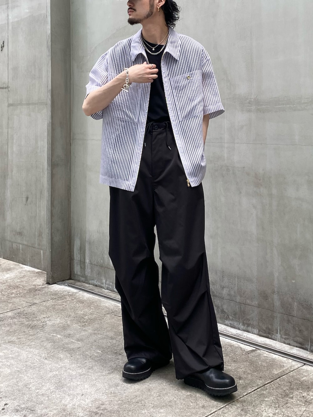 ブルー系のシャツ/ブラウス、ブラック系のその他パンツ、ブラック系のTシャツ/カットソーを着用したメンズの春コーディネートの2枚目の写真