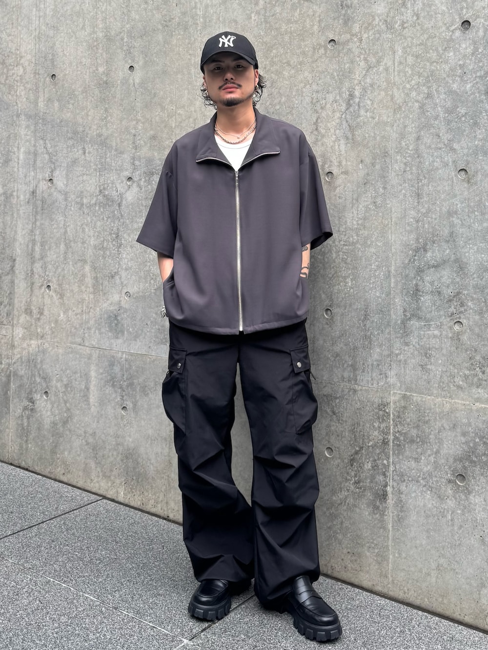 グレー系のシャツ/ブラウス、ブラック系のカーゴパンツを着用したメンズの夏コーディネートの2枚目の写真