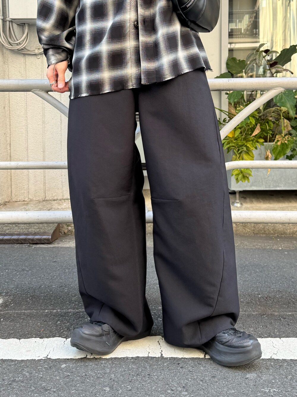 ブラック系のシャツ/ブラウス、ブラック系のショルダーバッグ、ホワイト系のタンクトップを着用したメンズの春コーディネートの4枚目の写真