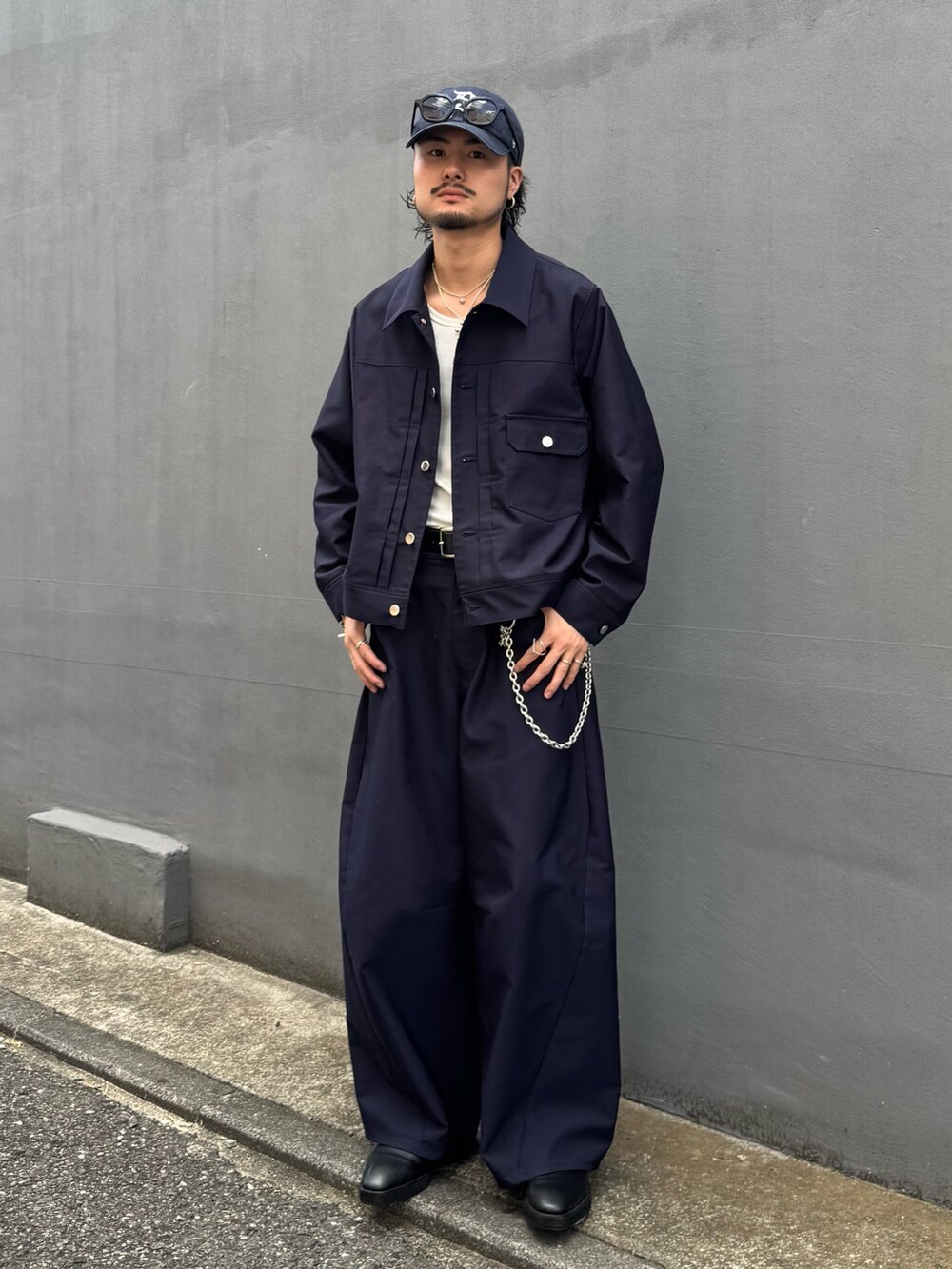 ブルー系のブルゾン、ブルー系のスラックス、シルバー系のウォレットチェーンを着用したメンズの夏コーディネートの2枚目の写真