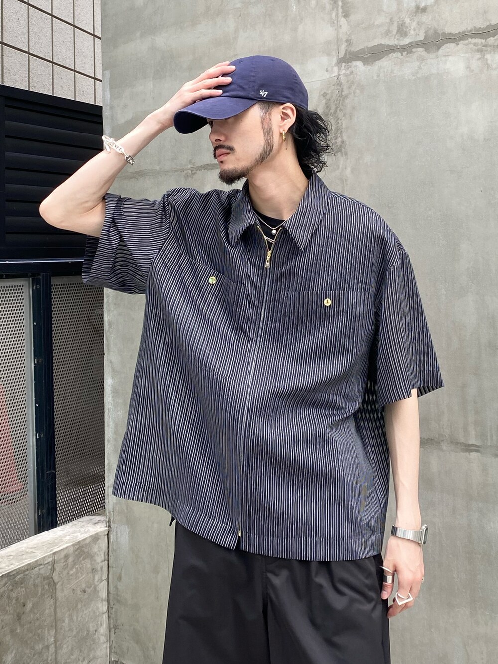 ブラック系のシャツ/ブラウス、ブラック系のその他パンツ、ブラック系のTシャツ/カットソーを着用したメンズの春コーディネートの3枚目の写真