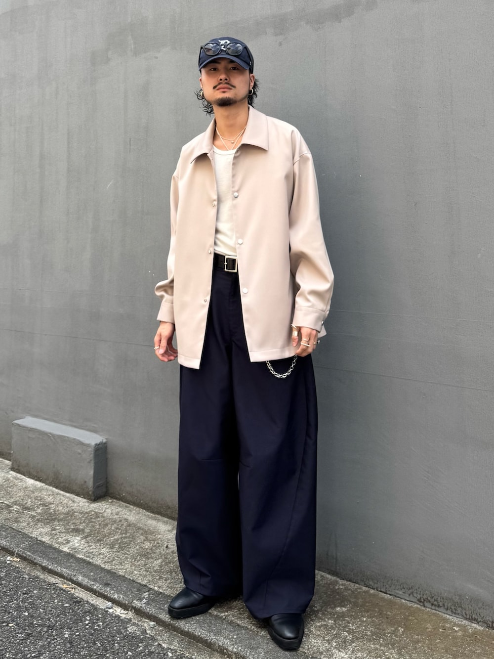 ベージュ系のシャツ/ブラウス、ブルー系のスラックス、シルバー系のウォレットチェーンを着用したメンズの秋コーディネートの2枚目の写真