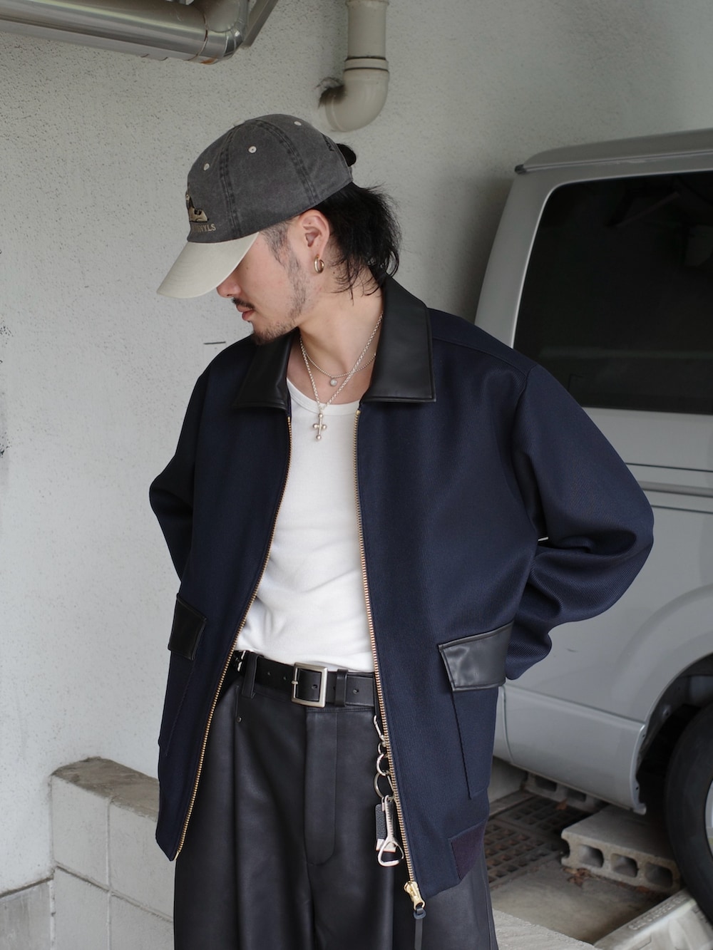 ブルー系のブルゾン、ブラック系のその他パンツを着用したメンズの秋コーディネートの5枚目の写真