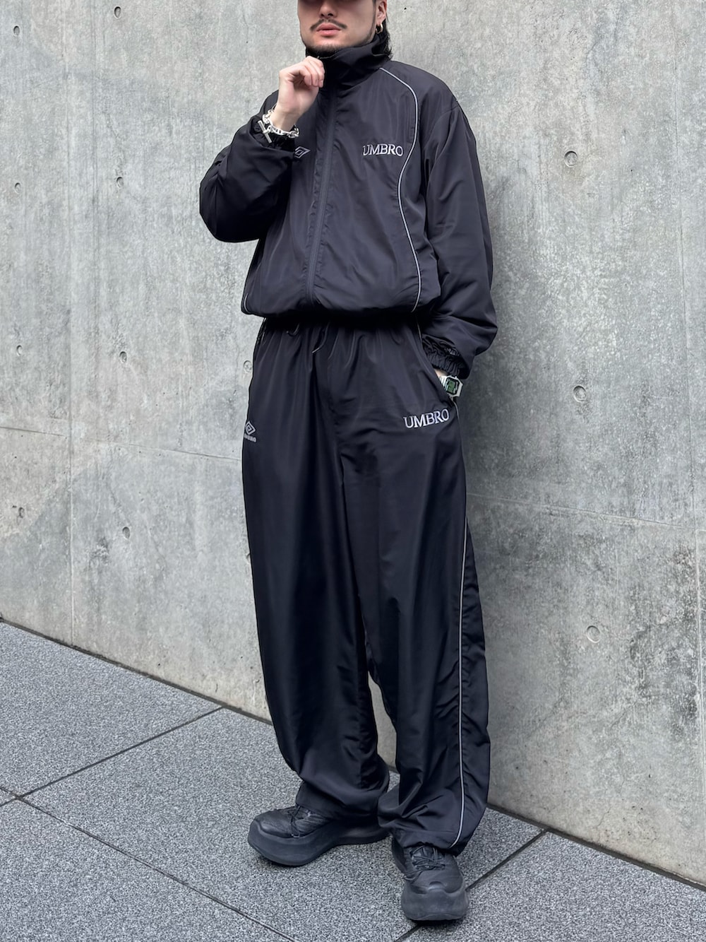 ブラック系のブルゾン、ブラック系のその他パンツを着用したメンズの冬コーディネートの2枚目の写真