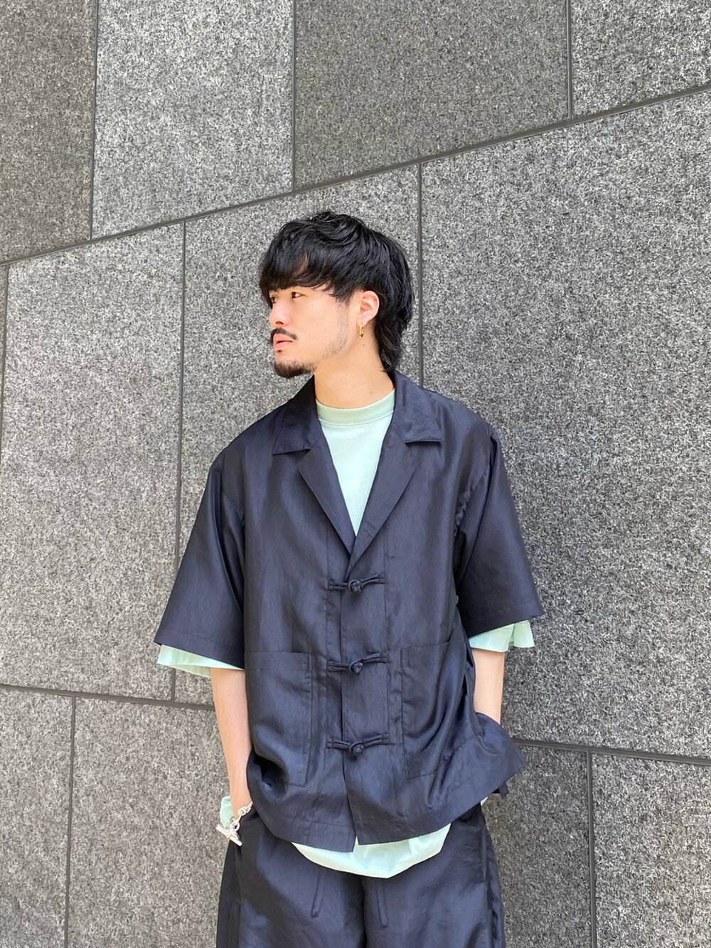 ブルー系のシャツ/ブラウス、ブルー系のその他パンツ、ブラック系のドレスシューズを着用したメンズの春コーディネートの3枚目の写真