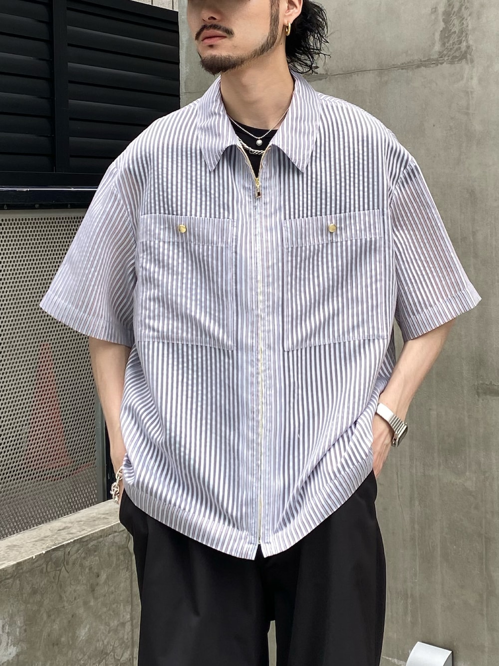 ブルー系のシャツ/ブラウス、ブラック系のその他パンツ、ブラック系のTシャツ/カットソーを着用したメンズの春コーディネートの4枚目の写真