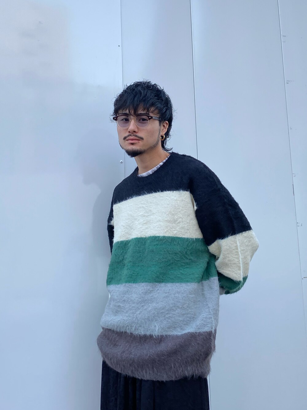 ブラック系のニット/セーター、ブラック系のその他パンツを着用したメンズの秋コーディネートの4枚目の写真