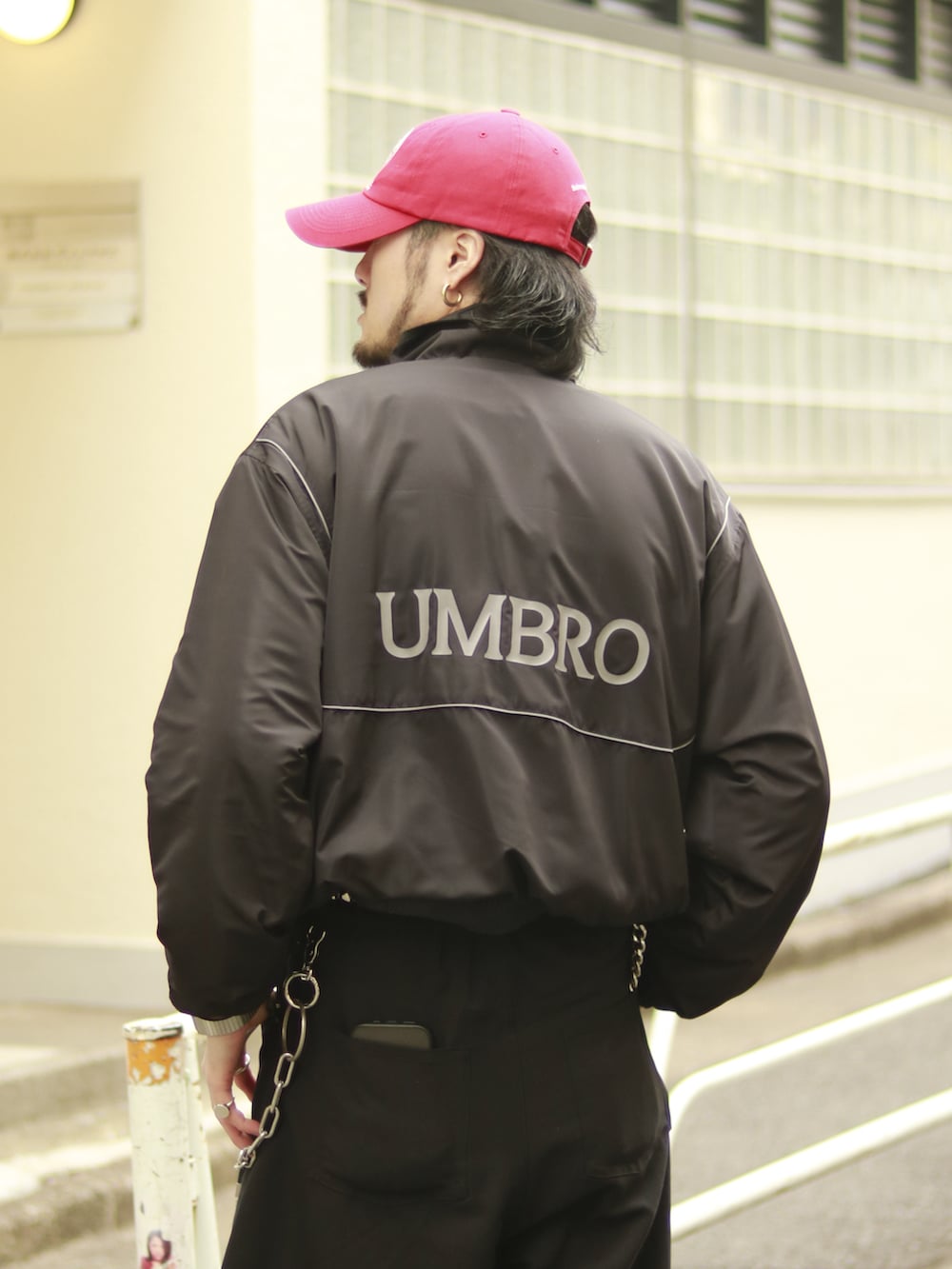 ブラック系のブルゾン、ブラック系のスラックス、ブラック系のキーホルダーを着用したメンズの冬コーディネートの4枚目の写真