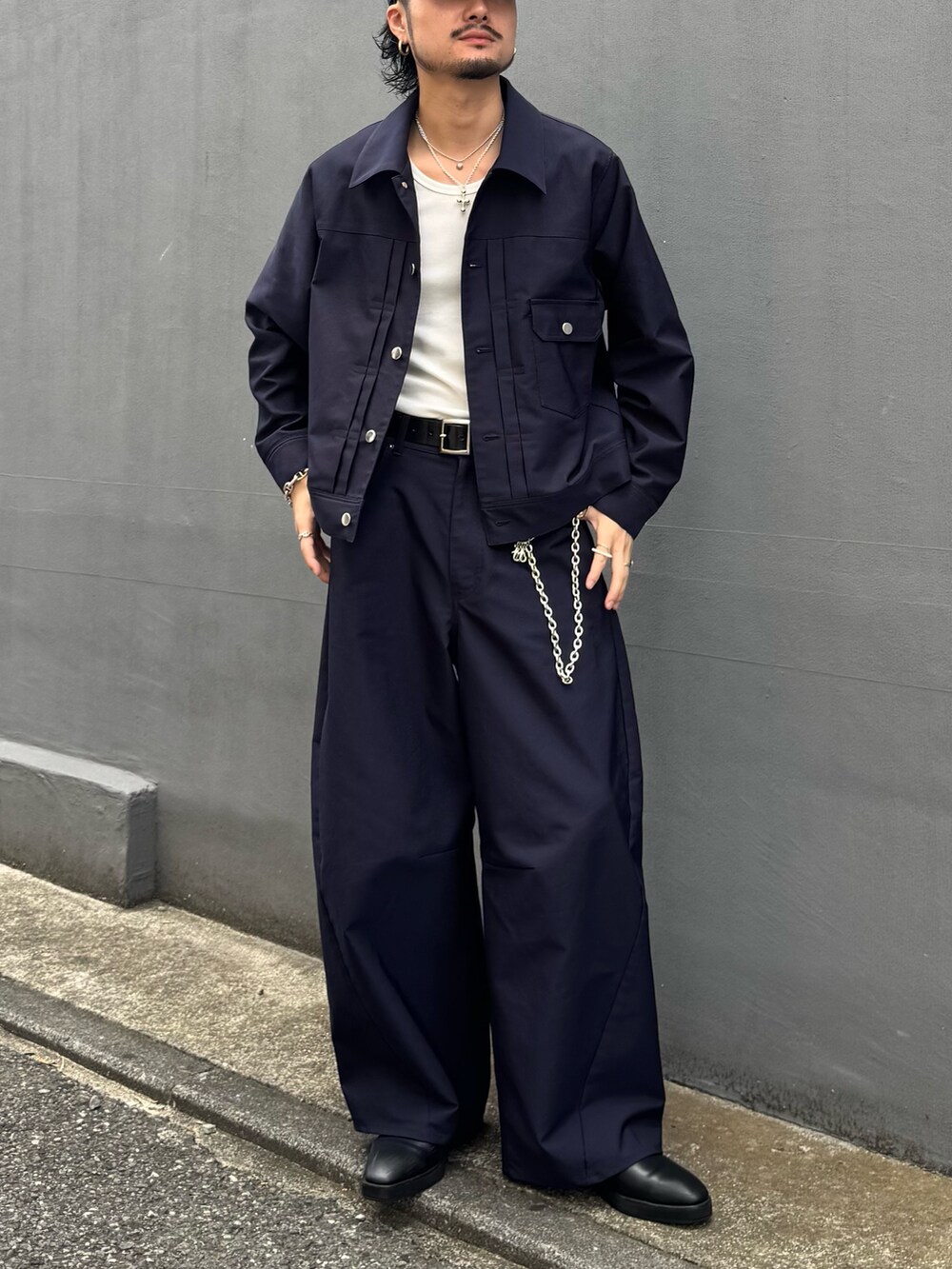 ブルー系のブルゾン、ブルー系のスラックス、シルバー系のウォレットチェーンを着用したメンズの夏コーディネートの4枚目の写真