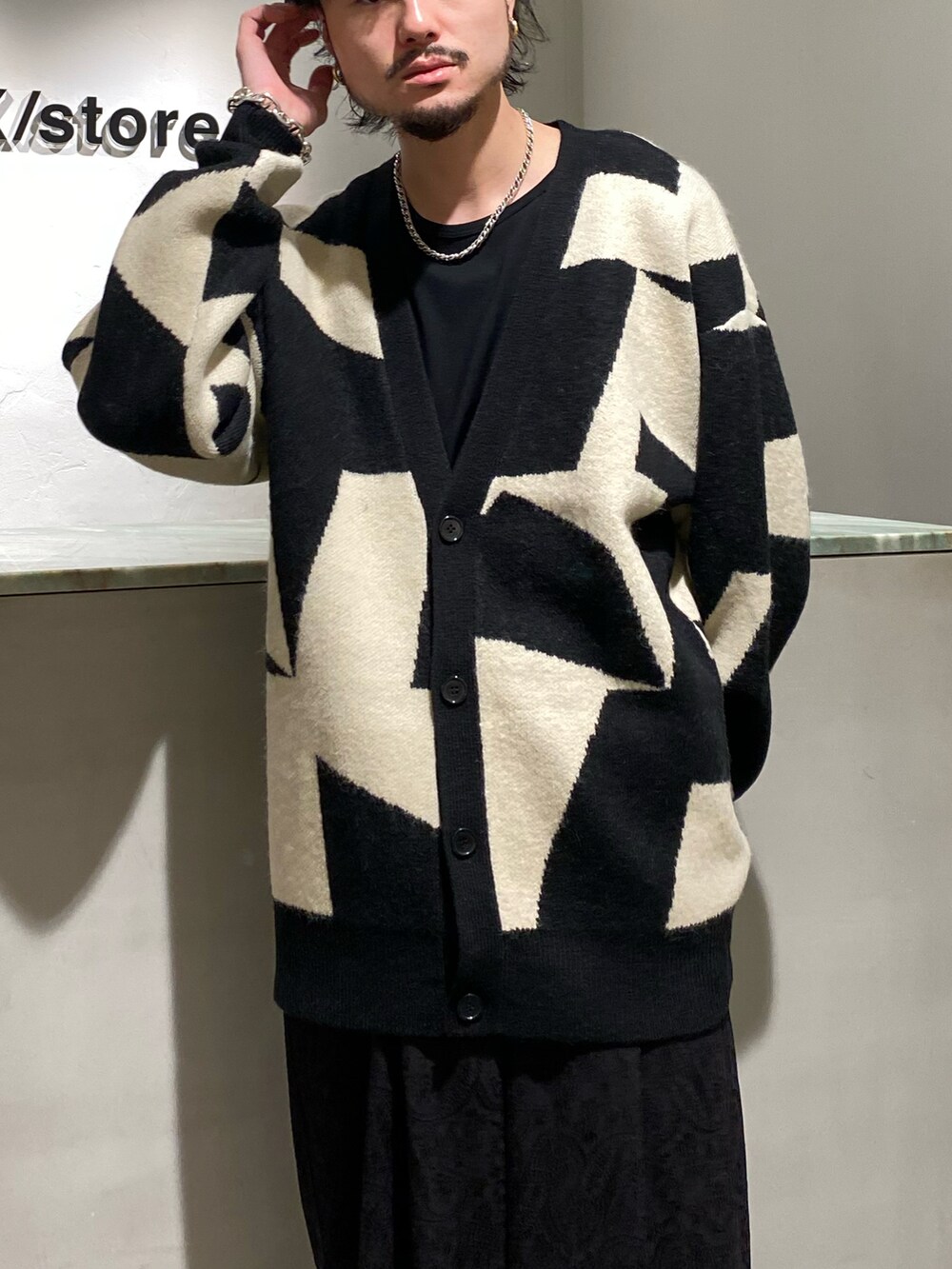 ブラック系のカーディガン/ボレロ、ブラック系のその他パンツを着用したメンズの秋コーディネートの3枚目の写真