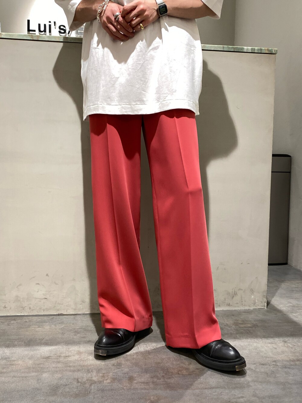ホワイト系のTシャツ/カットソー、ピンク系のスラックスを着用したメンズの春コーディネートの3枚目の写真