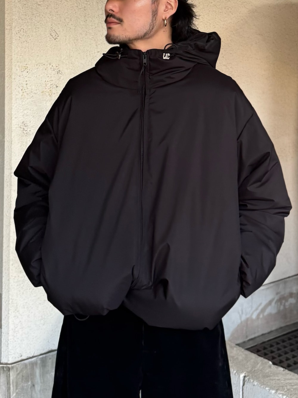 ブラック系のダウンジャケット/コート、ブラック系のブーツ、ブラック系のその他パンツを着用したメンズの冬コーディネートの6枚目の写真