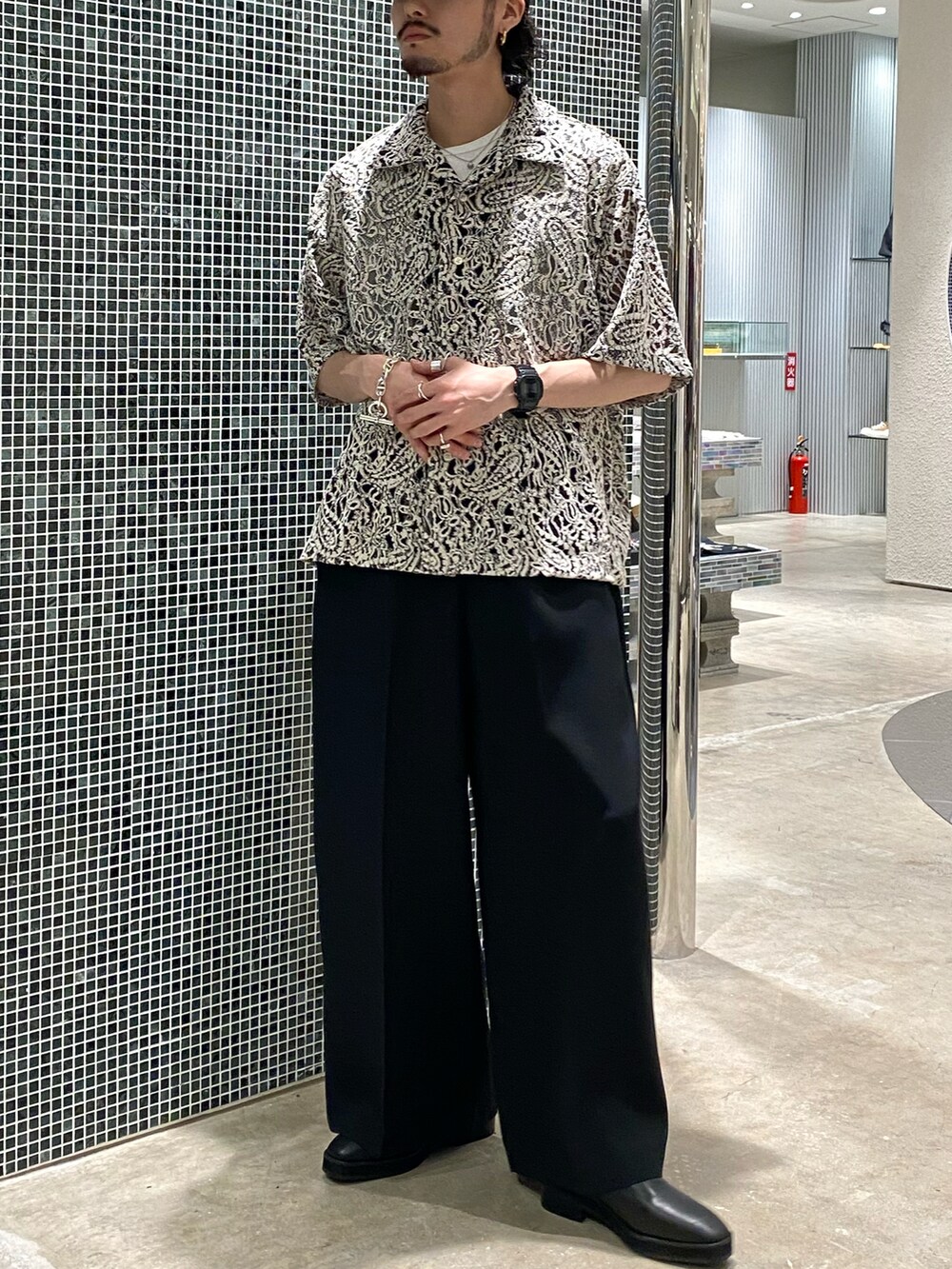 ホワイト系のシャツ/ブラウス、ブラック系のスラックス、ブラック系のドレスシューズを着用したメンズの春コーディネートの2枚目の写真