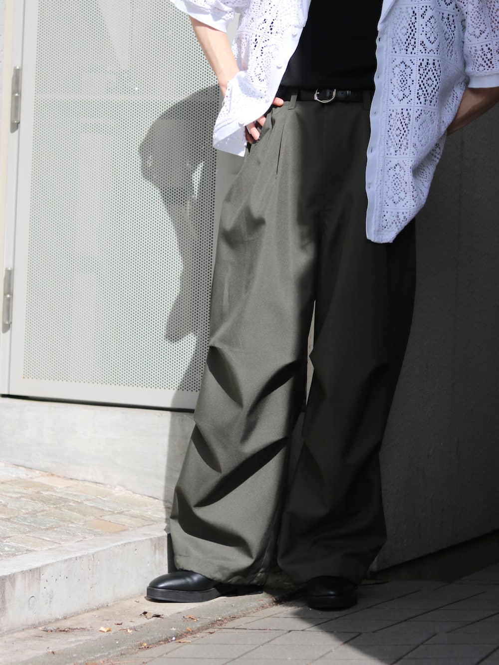 ホワイト系のシャツ/ブラウス、ブラック系のTシャツ/カットソー、グリーン系のカーゴパンツを着用したメンズの夏コーディネートの4枚目の写真