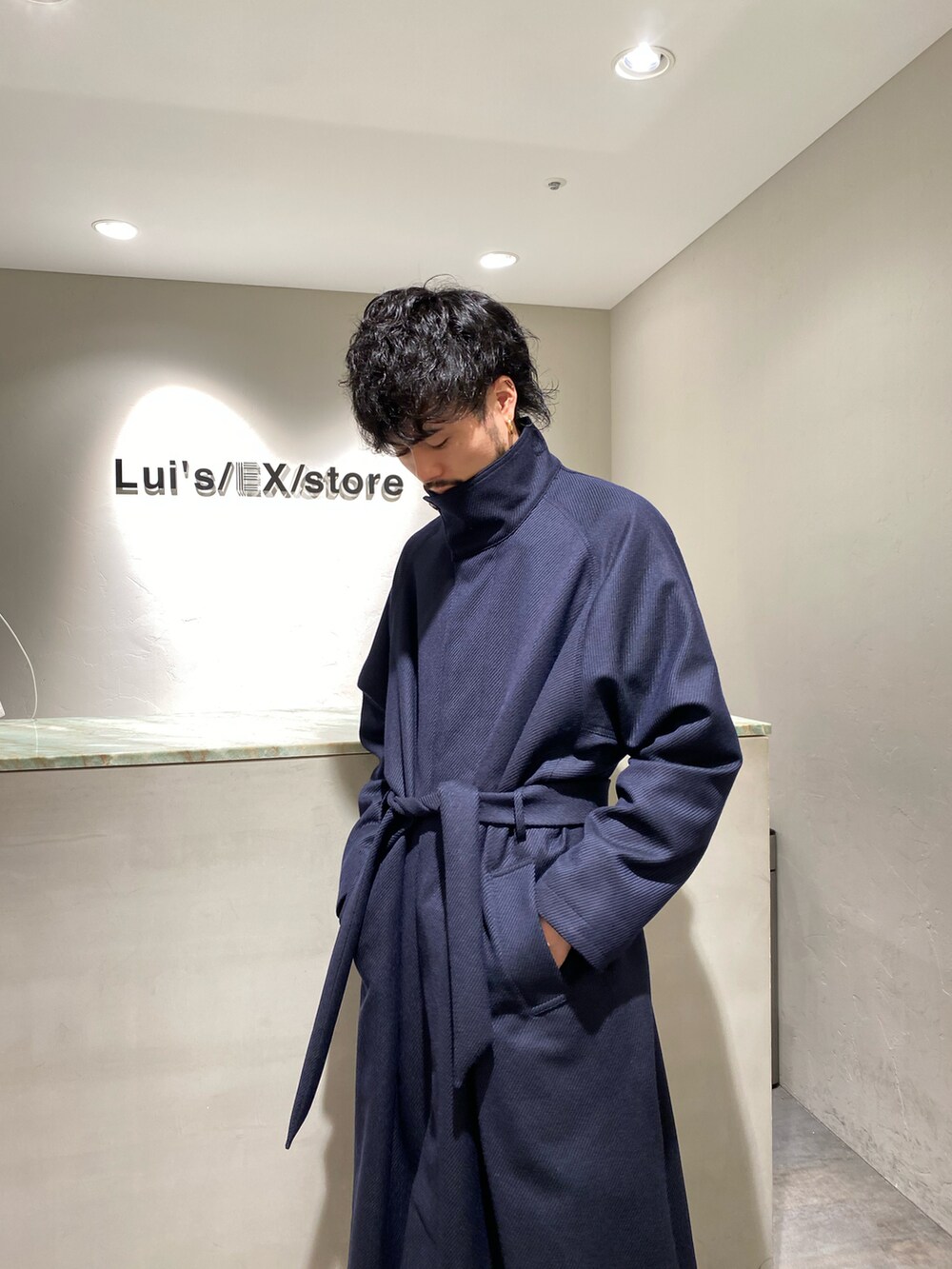 ブルー系のチェスターコート、ブラック系のその他パンツ、ブラック系のドレスシューズを着用したメンズの秋コーディネートの4枚目の写真