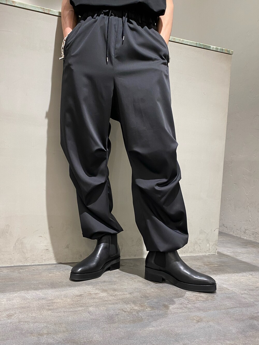 グレー系のシャツ/ブラウス、ブラック系のカーゴパンツ、ブラック系のブーツを着用したメンズの夏コーディネートの3枚目の写真