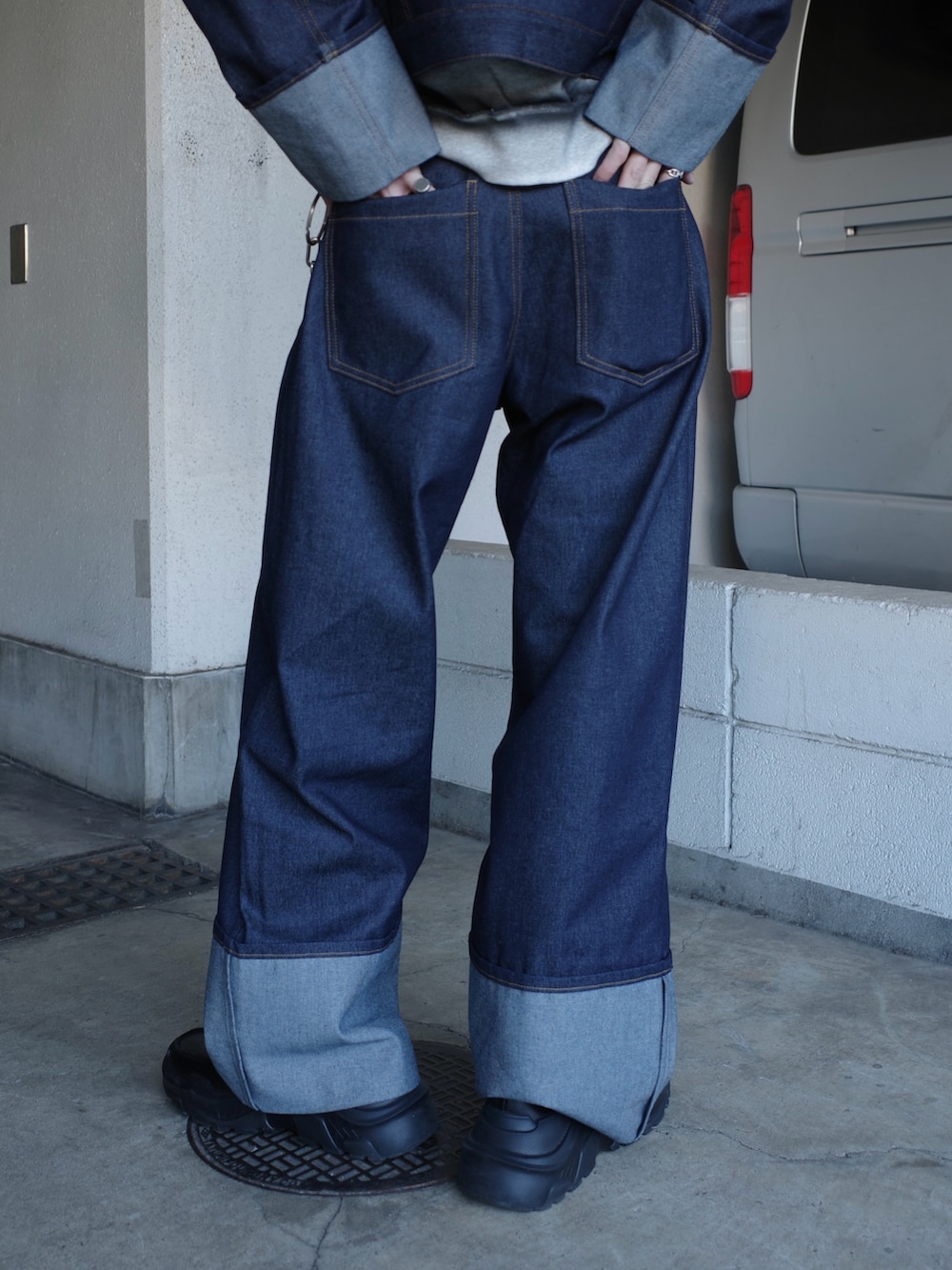 ブルー系のデニムパンツ、ホワイト系のスウェット、ブルー系のデニムジャケットを着用したメンズの冬コーディネートの8枚目の写真