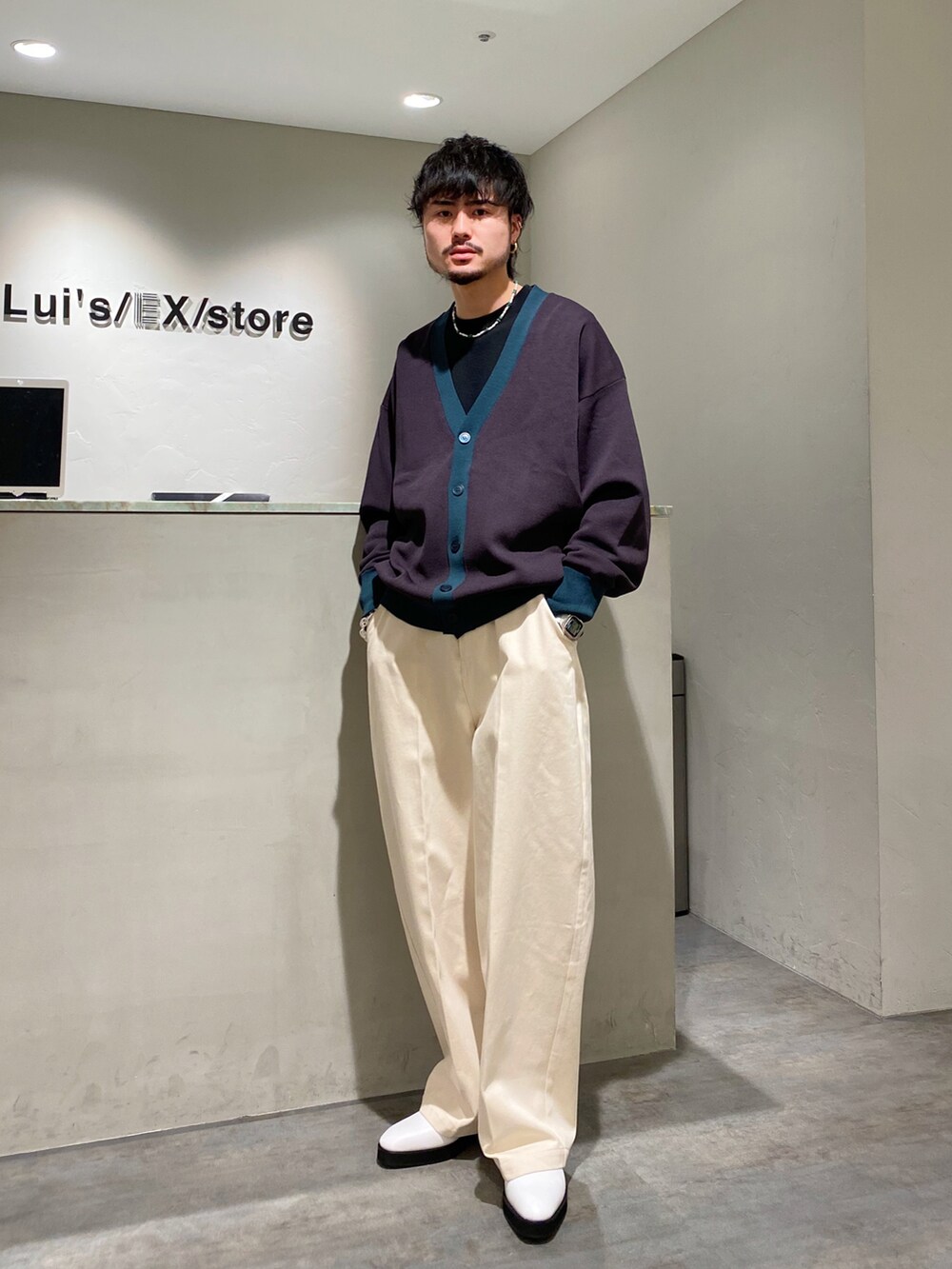 グレー系のカーディガン/ボレロ、ホワイト系のデニムパンツ、ホワイト系のブーツを着用したメンズの春コーディネートの2枚目の写真