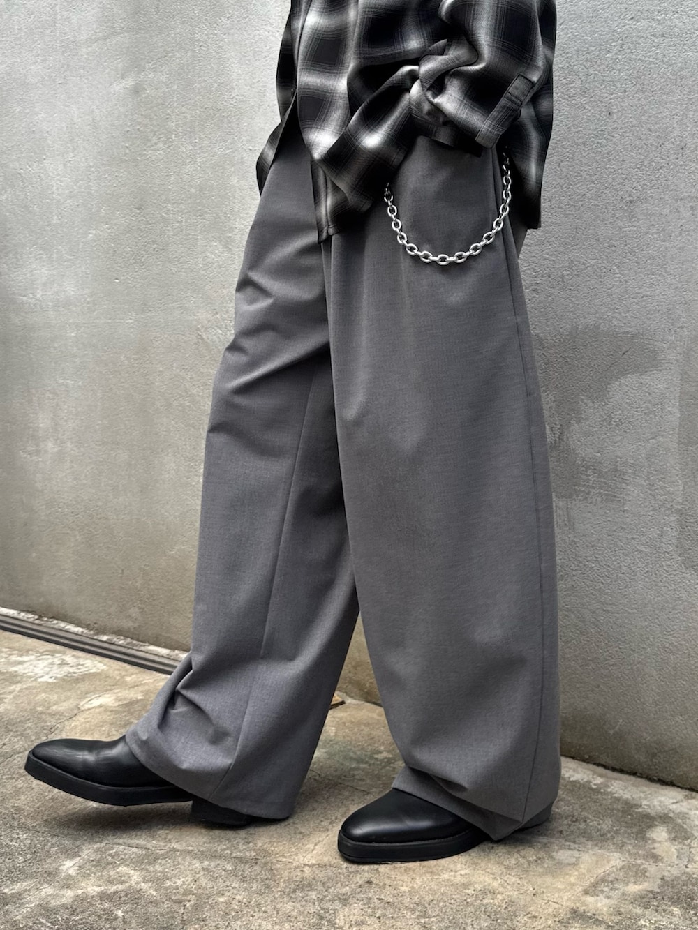 ブラック系のシャツ/ブラウス、グレー系のスラックス、シルバー系のウォレットチェーンを着用したメンズの夏コーディネートの8枚目の写真
