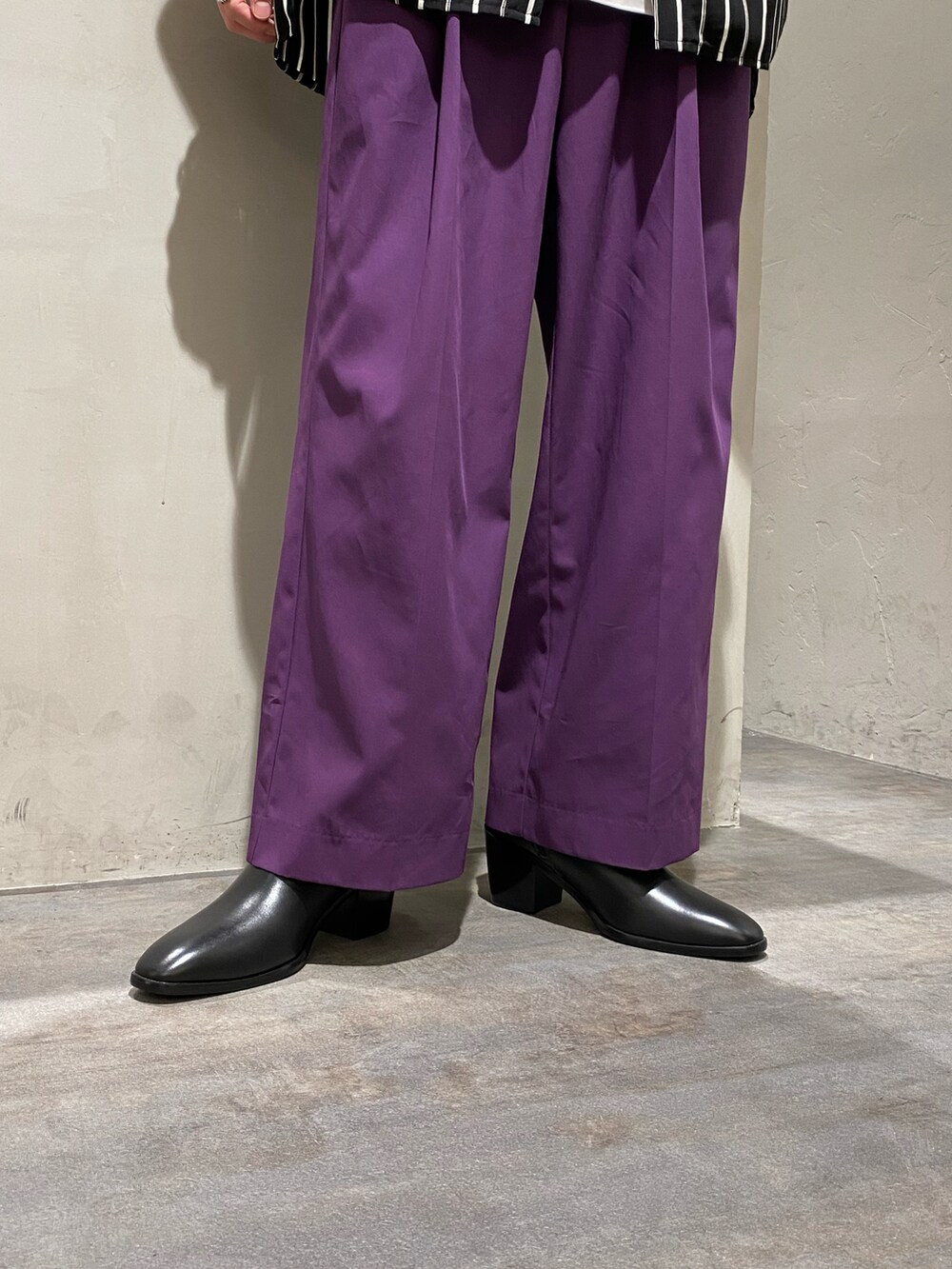 グレー系のシャツ/ブラウス、パープル系のスラックス、ブラック系のドレスシューズを着用したメンズの夏コーディネートの5枚目の写真