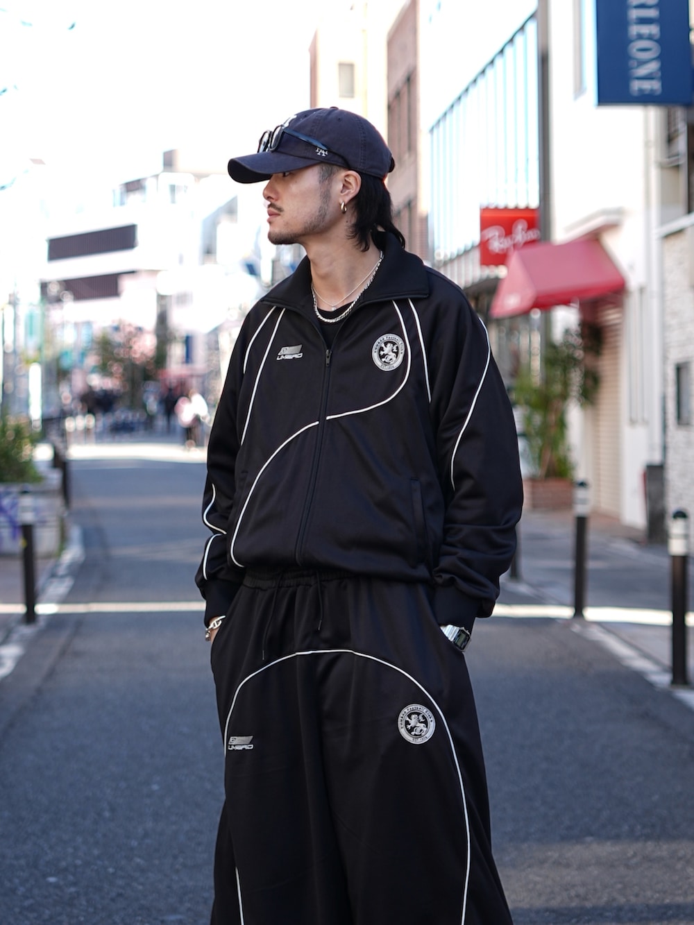 ブラック系のブルゾン、ブラック系のその他パンツを着用したメンズの冬コーディネートの5枚目の写真