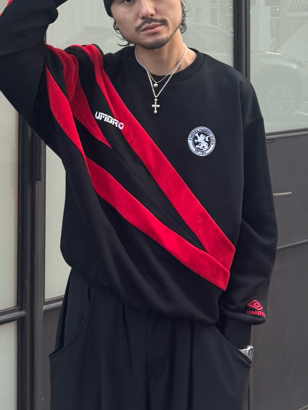 ブラック系のスウェット、ブラック系のスラックス、ブラック系のその他シューズを着用したメンズの秋コーディネートの6枚目の写真