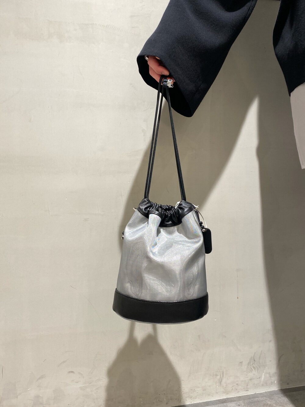 ブラック系のカーディガン/ボレロ、グレー系のシャツ/ブラウス、ブラック系のスラックスを着用したメンズの春コーディネートの4枚目の写真