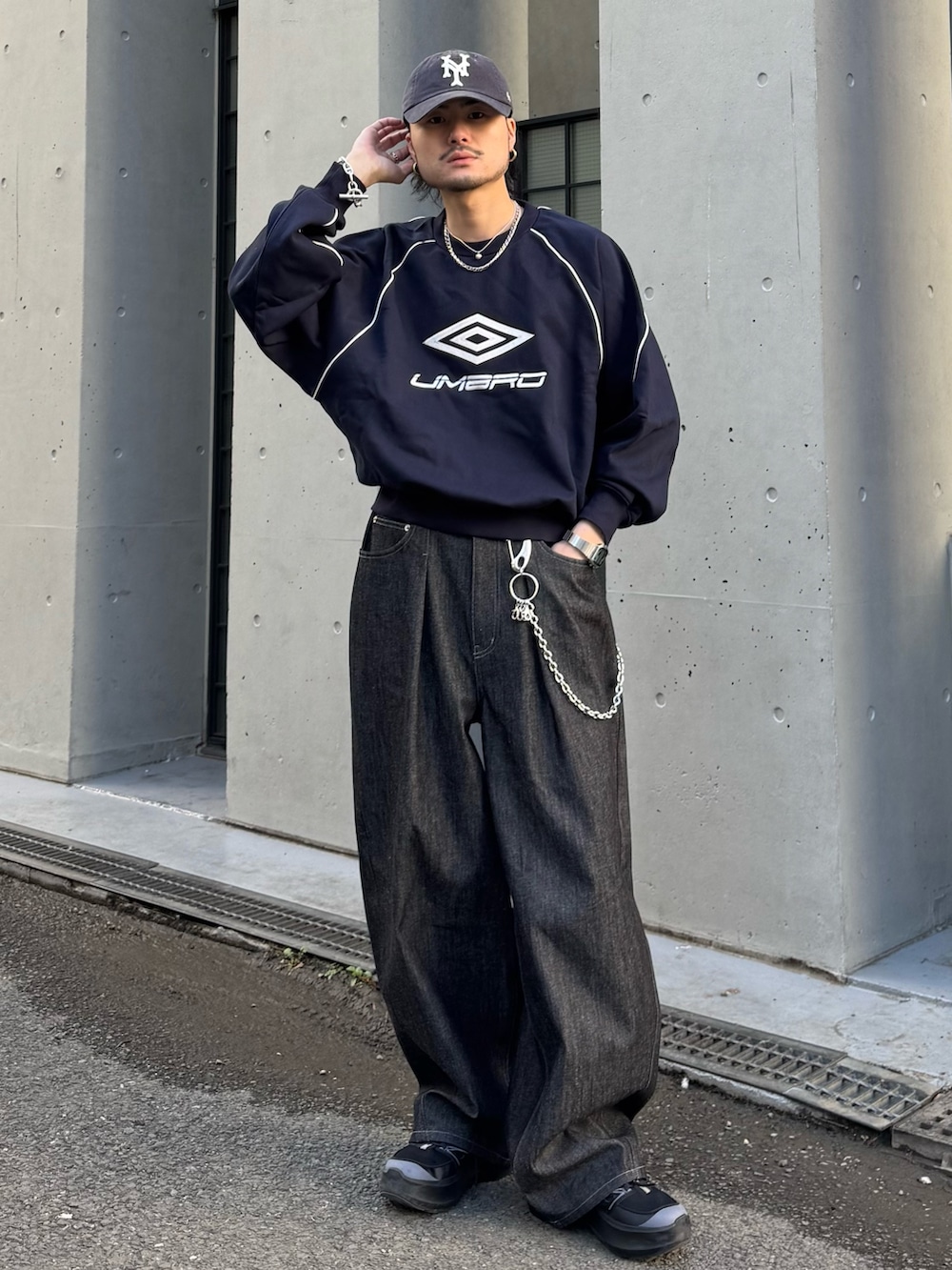 ブルー系のスウェット、ブラック系のデニムパンツを着用したメンズの冬コーディネートの4枚目の写真