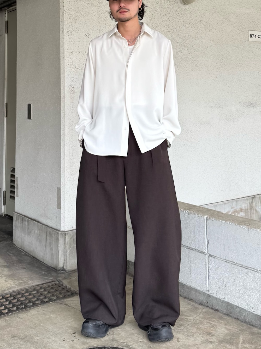 ホワイト系のシャツ/ブラウス、グレー系のスラックスを着用したメンズの冬コーディネートの4枚目の写真