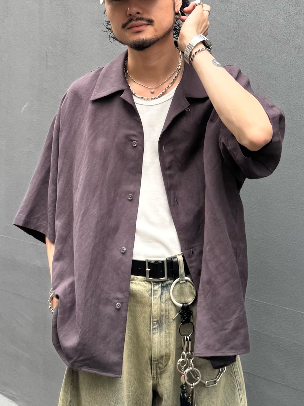 グレー系のシャツ/ブラウス、グリーン系のデニムパンツを着用したメンズの夏コーディネートの4枚目の写真