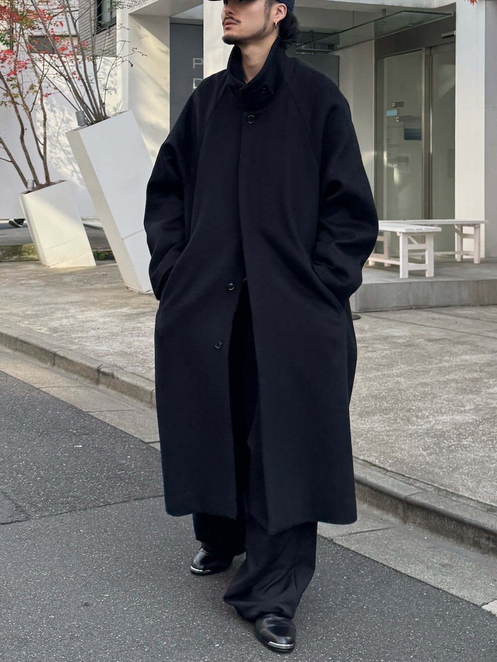 ブラック系のその他アウター、ブラック系のその他パンツ、ブラック系のブーツを着用したメンズの冬コーディネートの2枚目の写真