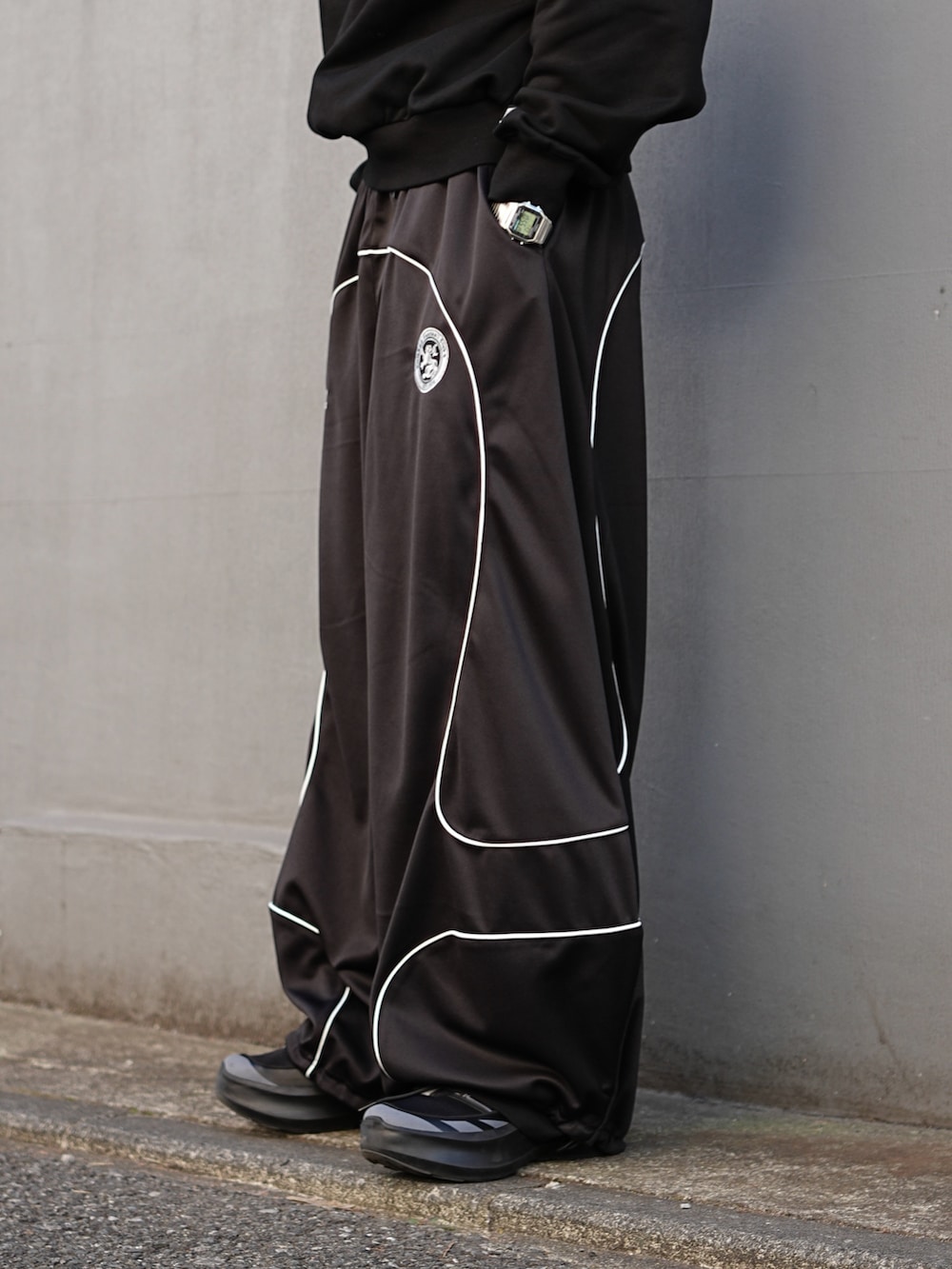 ブラック系のスウェット、ブラック系のその他パンツを着用したメンズの冬コーディネートの7枚目の写真