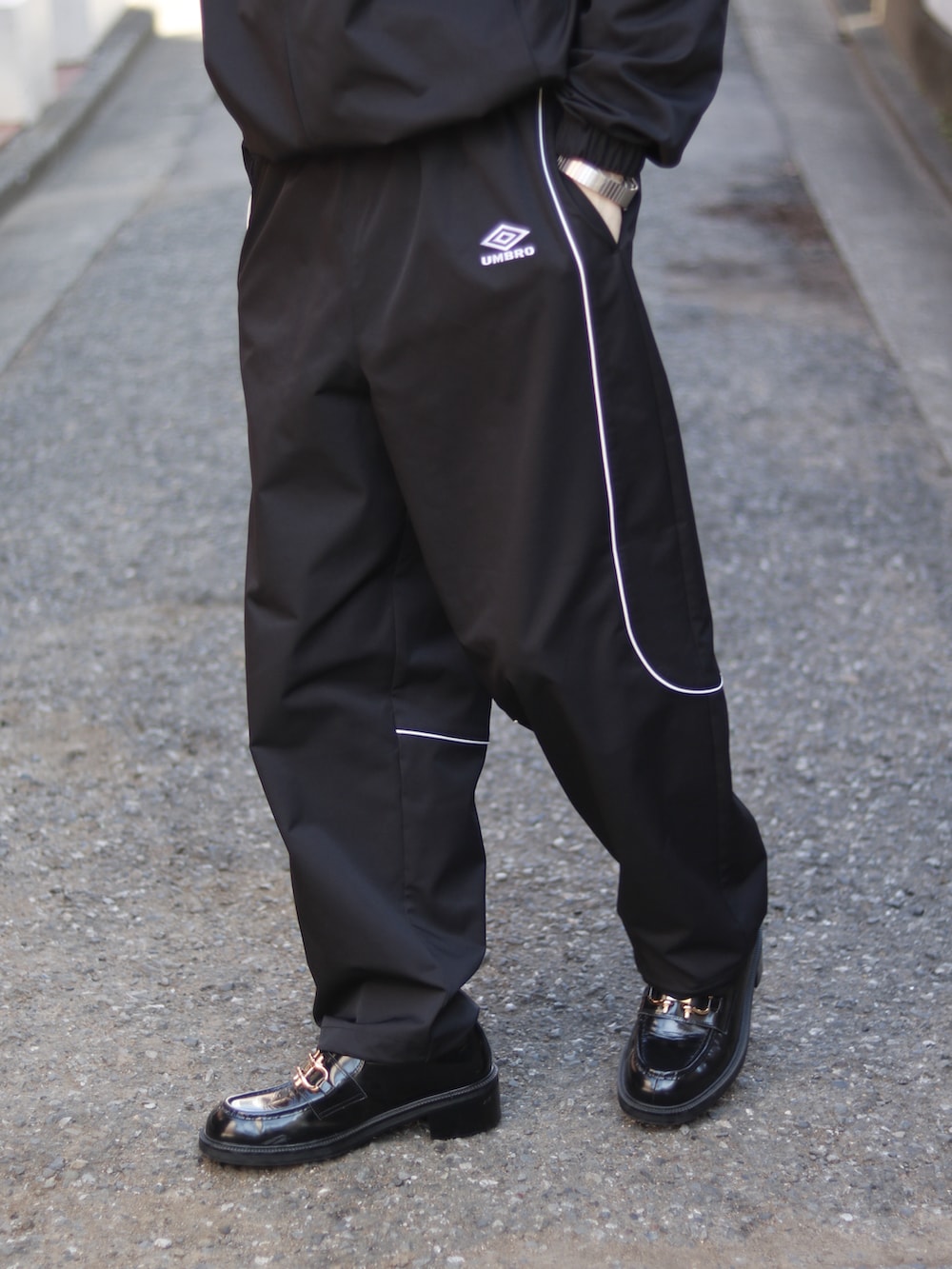 ホワイト系のブルゾン、ホワイト系のその他パンツを着用したメンズの冬コーディネートの4枚目の写真