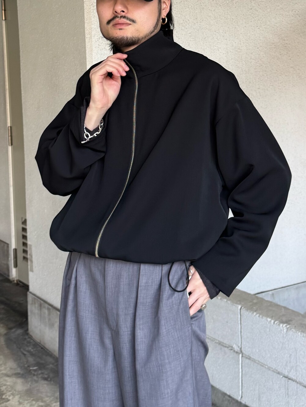 ブラック系のシャツ/ブラウス、グレー系のスラックス、ブラック系のその他シューズを着用したメンズの春コーディネートの3枚目の写真